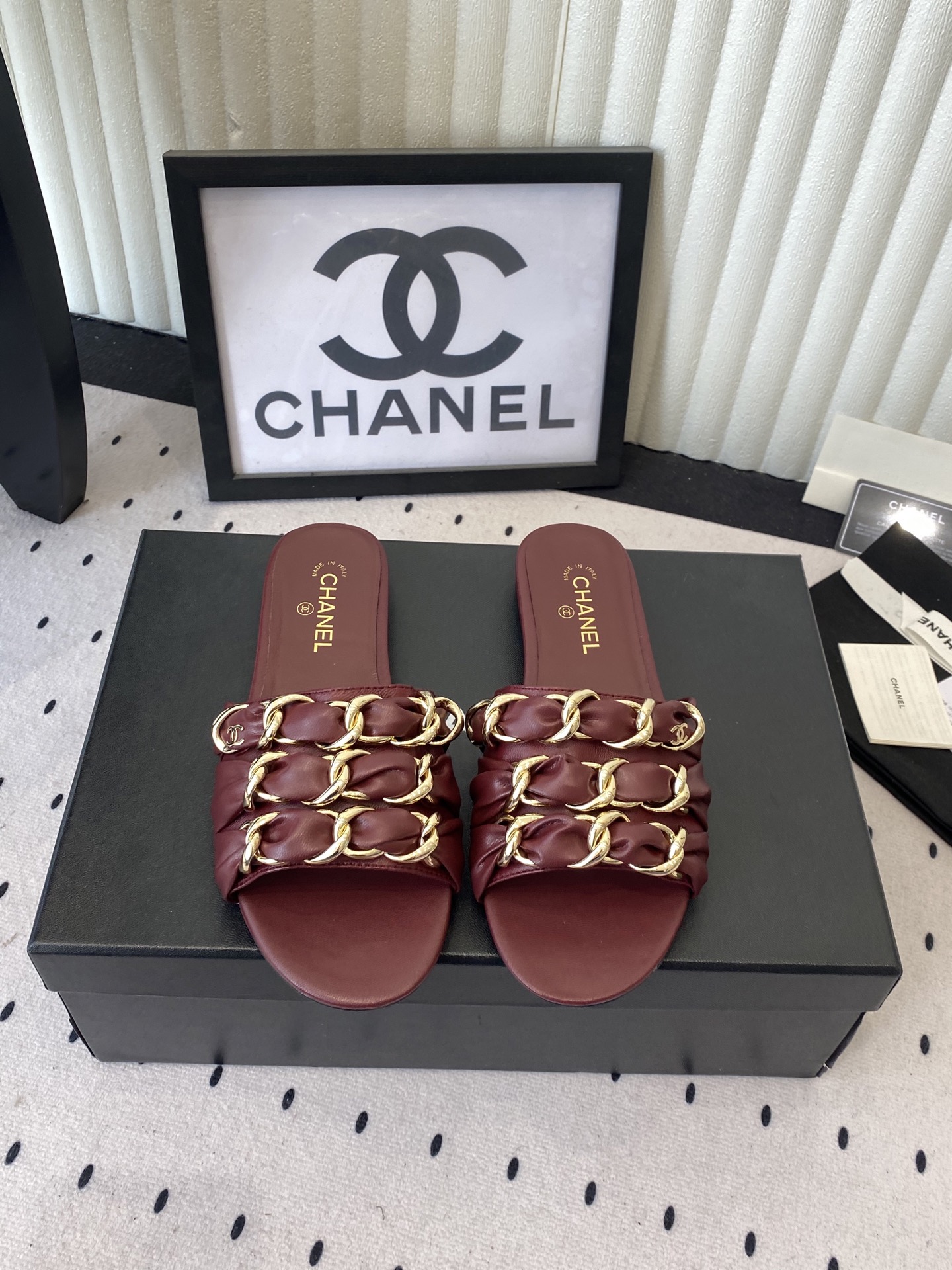 NO:681643,Chanel's new early spring chain slippers are exquisite and three-dimensional, shining with a unique light. They are too gentle to refuse and show more noble temperament and fashion!  Lambskin upper, sheepskin lining, high flat heel, Italian genuine leather sole, size 35-41 (40, 41, customized, non-returnable), slippers, chanel, slippers, sheepskin19860909Chanel早春新款链条拖鞋 精致立体闪耀着独特的光芒 温柔到无法拒绝 更显高贵的气质和时尚！ 鞋面小羊皮 内里羊皮内里 跟高平跟 鞋底意大利真皮底 码数35-41（40、41、定制不退换）,拖鞋,chanel,slippers,sheepskin,Women's Shoes