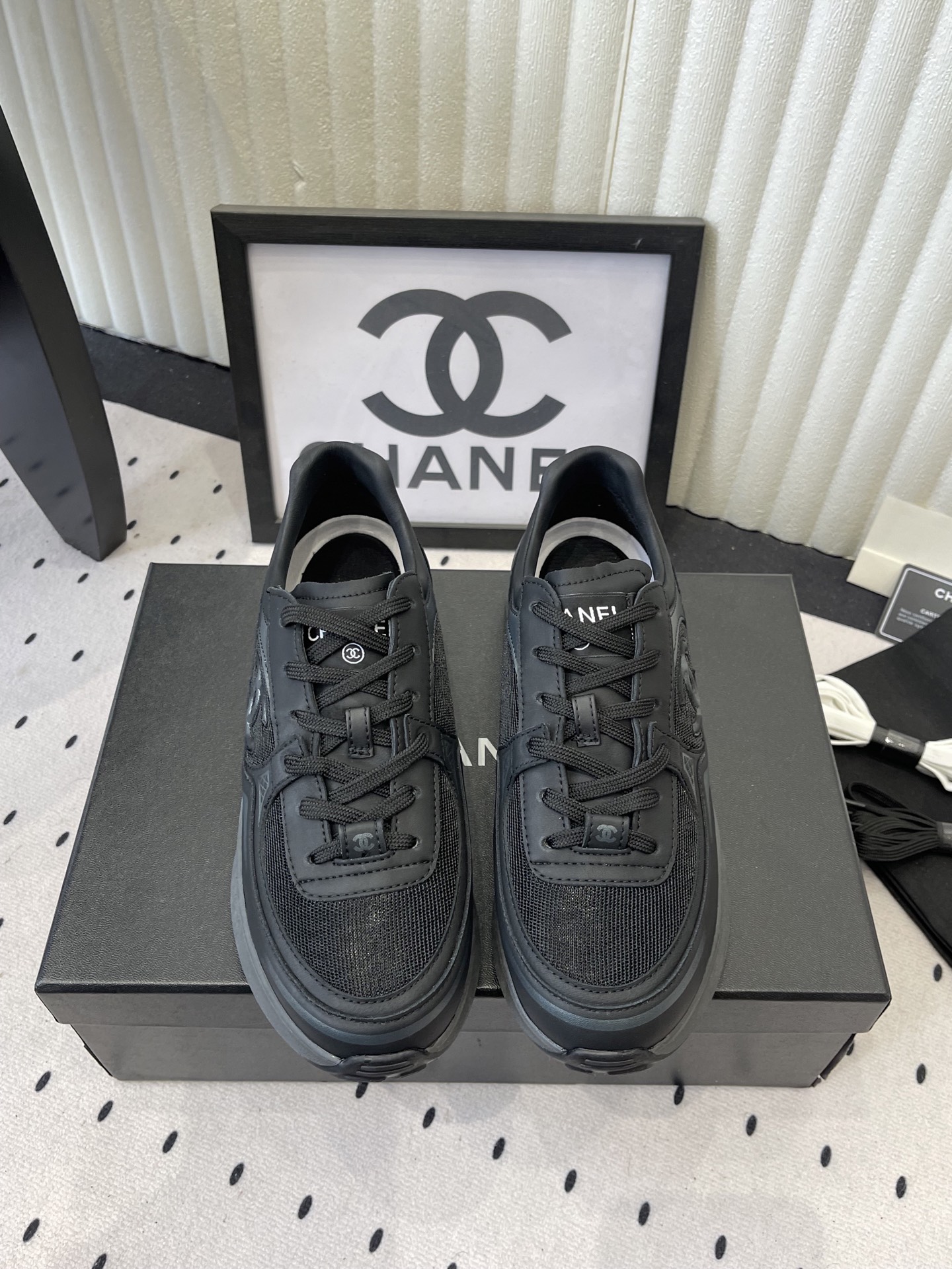 NO:692897,Men's size 40 Chanel's new casual sports shoes for couples, high version, incomparably beautiful and easy to wear, very light, breathable upper, high-end, durable and versatile, cowhide and cloth stitching, sheepskin lining, original TPU outsole Size: 35-46, casual shoes/sneakers, chanel, sneakers, cowhide, sheepskin19860909男码40 Chanel新款情侣休闲运动鞋 高版本 无敌漂亮又好穿非常轻便 鞋面透气 高级耐看百搭 牛皮加布面拼接 羊皮内里 原版TPU大底 Size: 35-46,休闲鞋/运动鞋,chanel,sneakers,cowhide,sheepskin,Women's Shoes