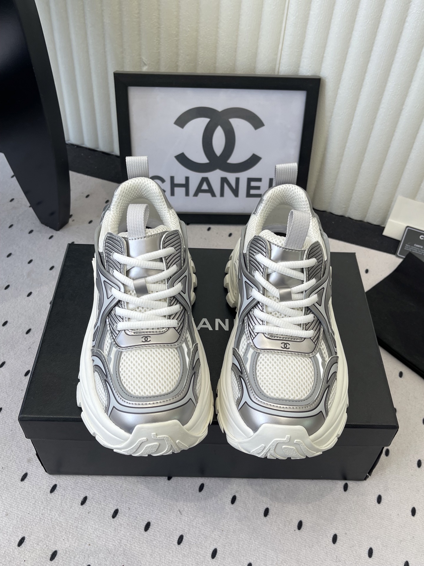 NO:695006,Chanel's new thick-soled sneakers, high version. This season's main focus is trendy sneakers. Various social bloggers buy single products. They are very fancy and versatile. Must-buy items. Leather, last, routing and all details. Full set of upper and outsole accessories. Original custom-made butter calfskin for the upper. Original molded leather air-pressure process. Three-dimensional and smooth upper. Original multi-layer combination outsole. Size35-40, dad shoes, chanel, sneakers, cowhide19860909Chanel新款厚底运动鞋 高版本 这一季主打潮鞋运动鞋,各个社交博主入手单品,很fancy 百搭 必买款,皮料、楦头、走线以及所有细节,鞋面大底配件全套开模 鞋面原版定制牛油小牛皮 原版开模皮料空压工艺 鞋面立体流畅 原版开模多层组合大底 Size35-40,老爹鞋,chanel,sneakers,cowhide,Women's Shoes