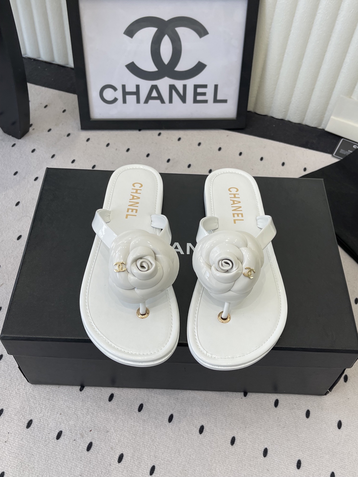 NO:695003,Chanel's new spring and summer camellia slippers, high version, Xiaohongshu's recommended model, early spring heavy industry hot model, fashionable and versatile, simple, original imported cow patent leather upper, sheepskin feet, Italian genuine leather outsole Size35-39 (40 41 customized), split-toe shoes, chanel, slippers, sheepskin, Leather soles19860909Chanel春夏新款山茶花拖鞋 高版本 小红书力推款 早春重工爆款 时髦百搭简约 原版进口牛漆皮鞋面 羊皮垫脚 意大利真皮大底 Size35-39（40 41订做）,分趾鞋,chanel,slippers,sheepskin,Leather soles,Women's Shoes