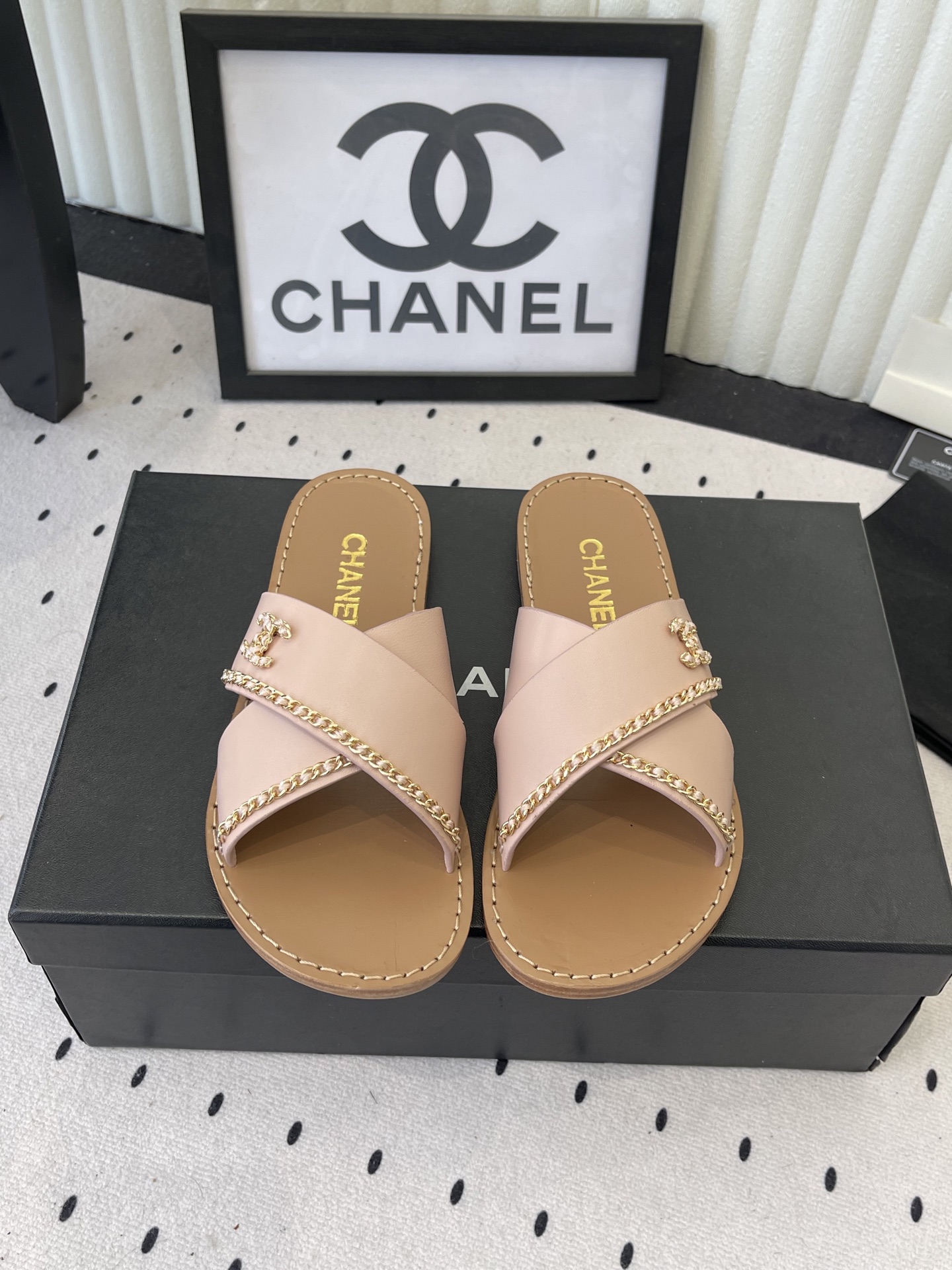 NO:695027,Chanel's new spring and summer slippers, high version, Xiaohongshu's recommended model, early spring heavy industry hot model, fashionable and versatile, simple, original imported cowhide upper, sheepskin feet, Italian genuine leather outsole Size35-39 (40 41 customized), slippers, chanel, slippers, cowhide, sheepskin, Leather soles19860909Chanel春夏新款拖鞋 高版本 小红书力推款 早春重工爆款 时髦百搭简约 原版进口牛皮鞋面 羊皮垫脚 意大利真皮大底 Size35-39（40 41订做）,拖鞋,chanel,slippers,cowhide,sheepskin,Leather soles,Women's Shoes