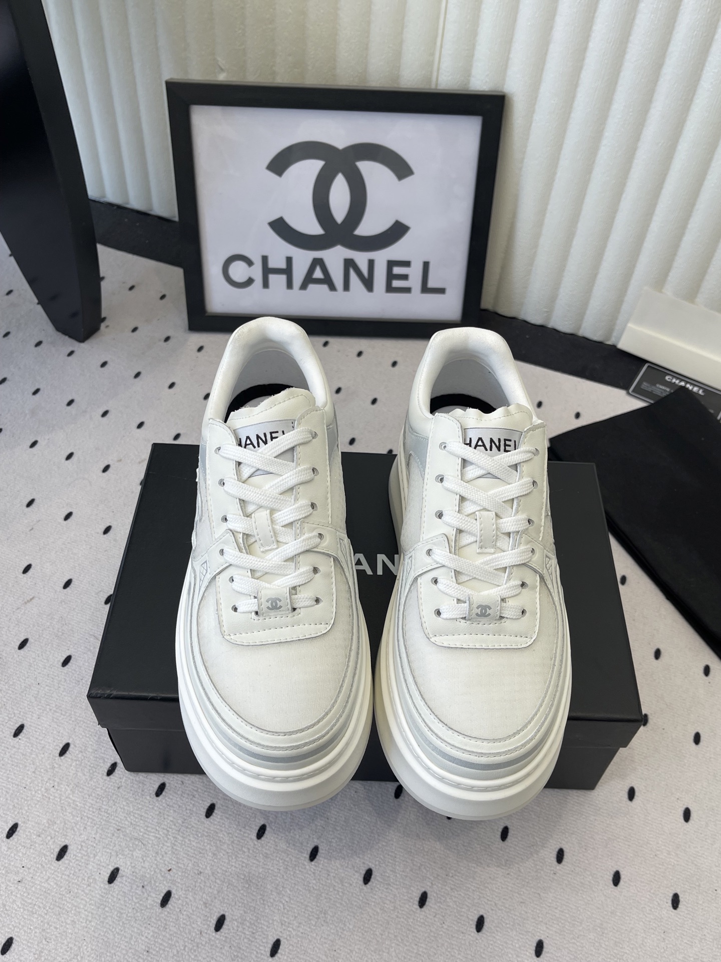 NO:705891,Chanel's new casual sports shoes ~ Original calfskin panda shoes Chanel Chanel 25C Latest hot style Panda Black and White Sports Shoes Casual sneakers Xiaoxiang Hot item Classic black and white Panda color coco girls must pay for it Fabric: Original customized mixed sheepskin Lining: Original imported breathable mesh Outsole: Original molded rubber + TPU combination Size: 35-39 (40  41 custom-made), casual shoes/sports shoes, chanel, chanel, sneakers, cowhide, sheepskin19860909Chanel新款休闲运动鞋 ～原版小牛皮熊猫鞋 Chanel 香奈儿 25C 最新爆款 熊猫 黑白 运动鞋 休闲板鞋 小香 爆款单品 经典黑白 熊猫配色 coco女孩必要入款 面料: 原版定制混种羊皮 内里: 原版进口透气网里 大底: 原版开模橡胶+TPU组合 Size: 35-39（40 41订做）,休闲鞋/运动鞋,chanel,chanel,sneakers,cowhide,sheepskin,Women's Shoes