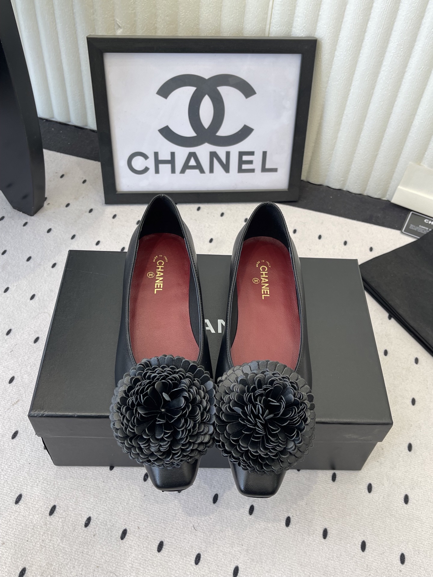 NO:706811,Chanel's new flower sandals in early spring, high version, super popular in the counter, huge and delicate, very unique and very lady flower sandals, gentle and delicate for daily matching with any clothes, imported calfskin upper, genuine leather sheepskin lining, Italian genuine leather outsole Size35-39 (40 41 custom-made), single shoes, chanel, sandals, cowhide, sheepskin, Leather soles19860909Chanel早春新款花朵凉鞋 高版本 专柜超超级大爆款 巨好看娇气很独特也很lady花朵凉鞋 日常搭配任何服饰都温柔娇气 进口小牛皮鞋面 内里真皮羊皮里 意大利真皮大底 Size35-39 (40 41定做),单鞋,chanel,sandals,cowhide,sheepskin,Leather soles,Women's Shoes