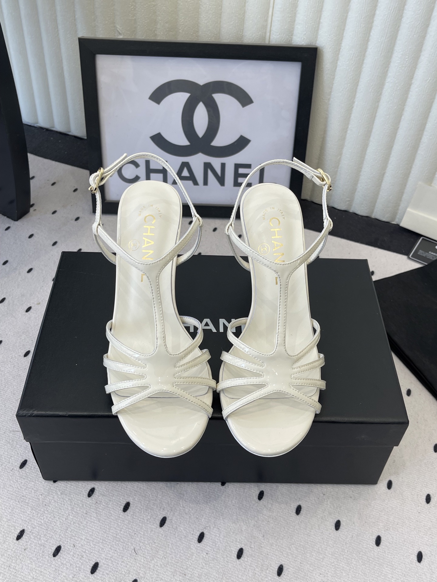 NO:707431,Chanel's latest high-heeled sandals for spring and summer are cultivated by many Internet celebrity fashion bloggers. They are high-end and comfortable. They match the skirts of goddesses and have irregular pointed toes. The exclusive high-heeled shoes of the evening series completely hit me throughout the season's lookbook. They are simple and yet detailed, easy to wear without tiring the feet. Imported cow patent leather upper, mixed sheepskin lining, sheepskin insole, Italian genuine leather outsole, height 8CM Size35-39 (40  41 Custom-made (non-refundable), high heels and sandals, chanel, sandals, high heels, skirts, sheepskin, Leather soles19860909Chanel春夏最新款高跟凉鞋 超多网红时尚博主种草 高级感舒适,配女神们的半身裙,不规则的尖头,晚宴系列专属高跟鞋贯穿整季lookbook完全戳中我,简单又不失细节,好穿不累脚 鞋面进口牛漆皮 内里混种羊皮 鞋垫羊皮 鞋底意大利真皮大底 高度8CM Size35-39（40 41订做不退换）,高跟鞋凉鞋,chanel,sandals,high heels,skirts,sheepskin,Leather soles,Women's Shoes