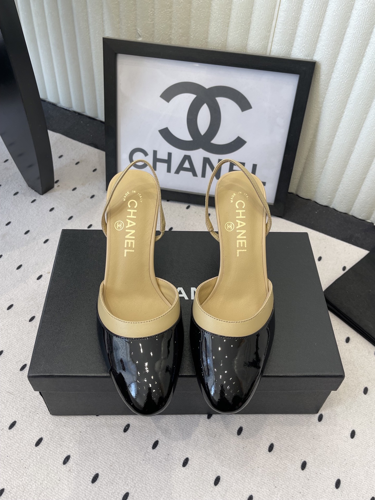 NO:707434,Chanel's new early spring back hollow high-heeled sandals, when Xiaoxiang 26C's ingenuity meets summer style, unlock the advanced expression of French elegance with an ankle-baring design. The classic back hollow cut neatly releases the ankle line, making the calf outline more slender and smooth. The heel height is just right, visually elongating the leg proportions, and using the brand's exclusive shoe design to reduce walking pressure. The double C hidden in the heel low-key highlights the brand recognition. Whether it is paired with a little black dress to attend a dinner  Whether you wear it with wide-leg pants to create a commuting look, you can interpret the high-end sexy style of Chane* with a 'revealing but not flattering' style. The fabric is made of original customized leather, and the lining of the tiptoes is all sheepskin. Italian imported genuine leather outsole size 35-39 (customized 40/41), high-heeled shoes, sandals, chanel, sandals, high heels, skirts, sheepskin, Leather soles19860909Chanel早春新款后空高跟凉鞋 当小香 26C的匠心邂逅夏日风情 以露踝设计解锁法式优雅的进阶表达. 经典后空剪裁利落释放脚踝线条 让小腿轮廓更显纤细流畅 跟高恰到好处 视觉上拉长腿部比例 又以品牌专属鞋型设计降低行走压力. 鞋跟处暗藏的双C 低调彰显品牌辨识度. 无论是搭配小黑裙出席晚宴 还是与阔腿裤打造通勤造型 都能以“露而不媚”的格调 诠释Chane*式的高级性感. 面料采用原版定制皮料 内里踮脚均为羊皮 意大利进口真皮大底 size35-39（40/41定制）,高跟鞋凉鞋,chanel,sandals,high heels,skirts,sheepskin,Leather soles,Women's Shoes