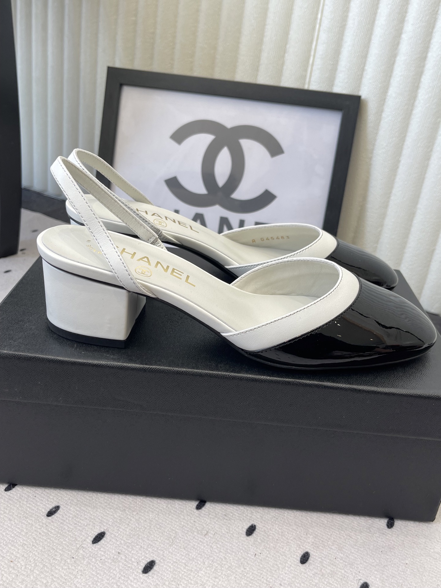 Chanel Chanel早春新款后空粗跟凉鞋