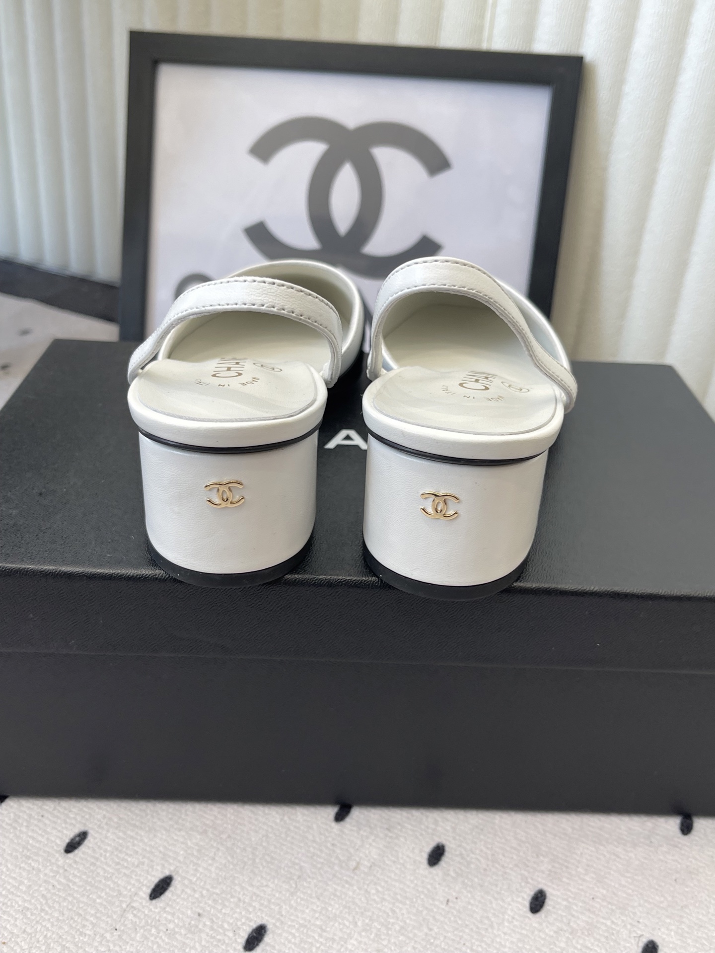 Chanel Chanel早春新款后空粗跟凉鞋