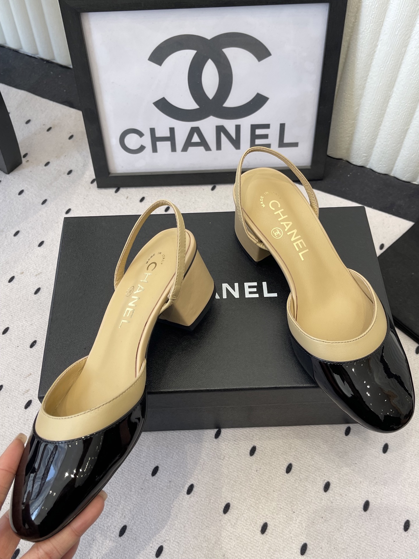 Chanel Chanel早春新款后空粗跟凉鞋