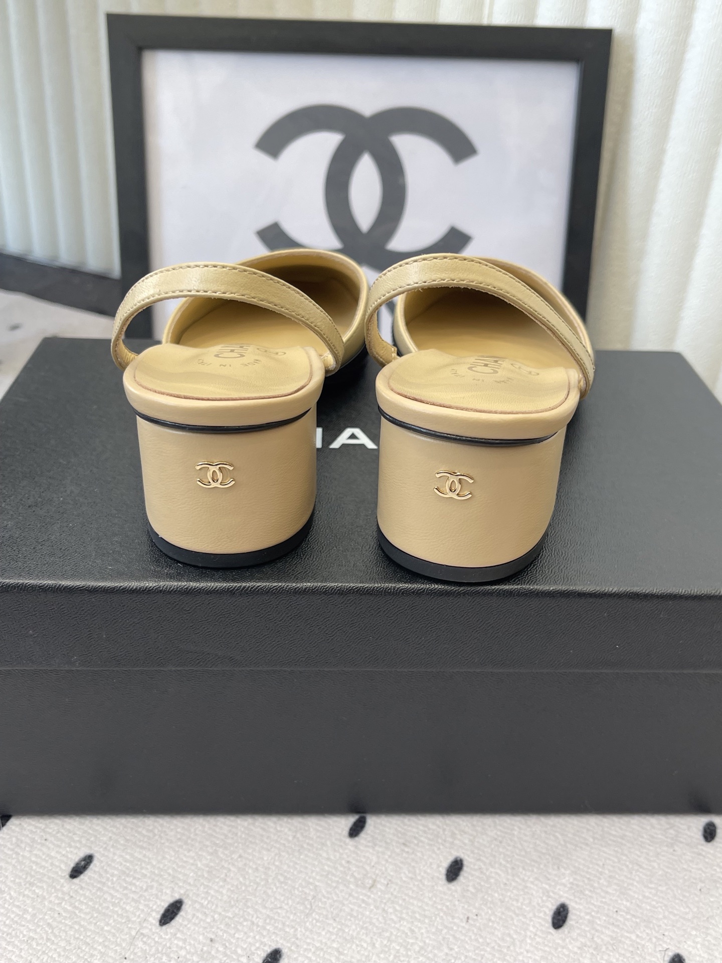 Chanel Chanel早春新款后空粗跟凉鞋