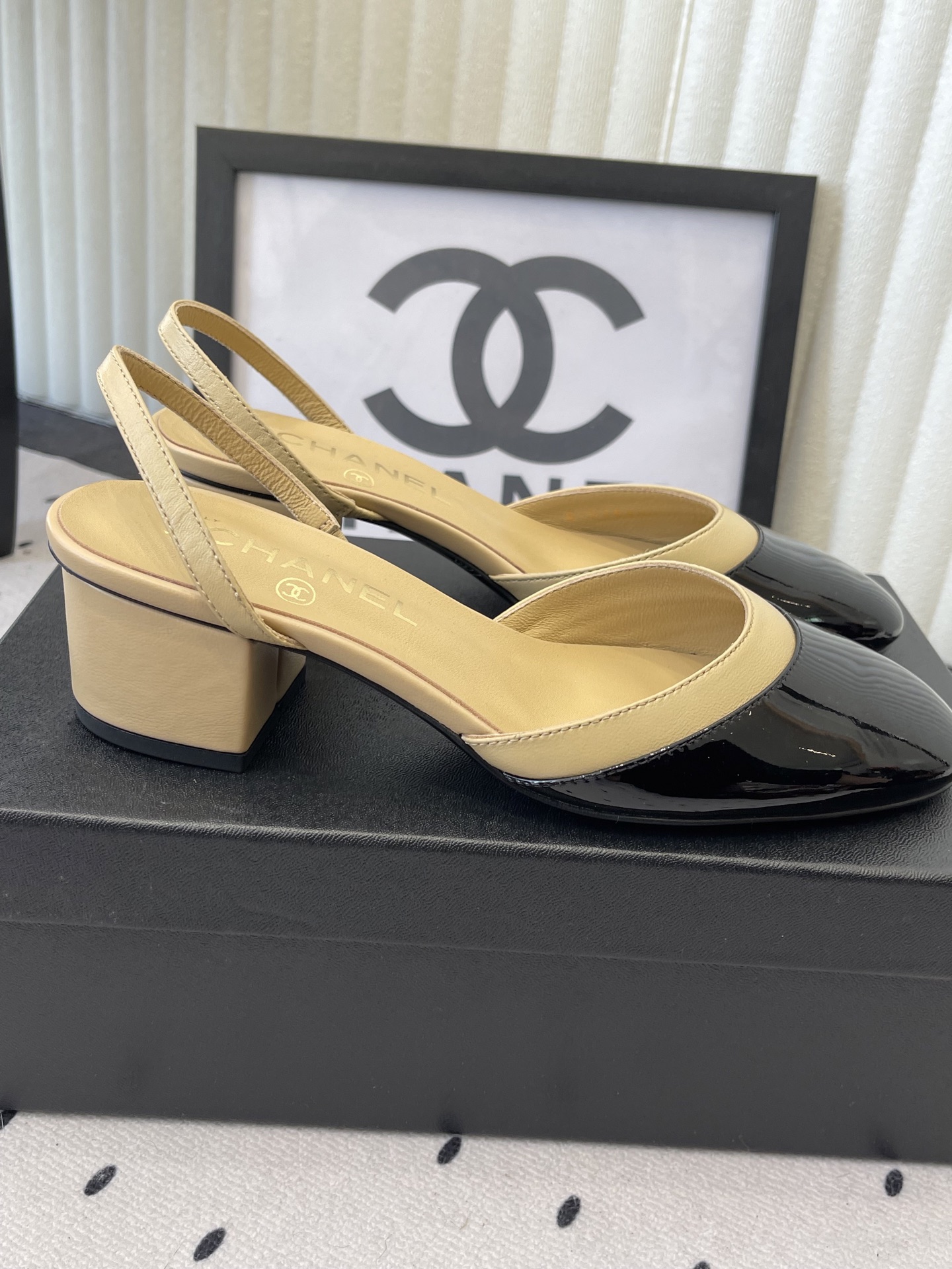 Chanel Chanel早春新款后空粗跟凉鞋