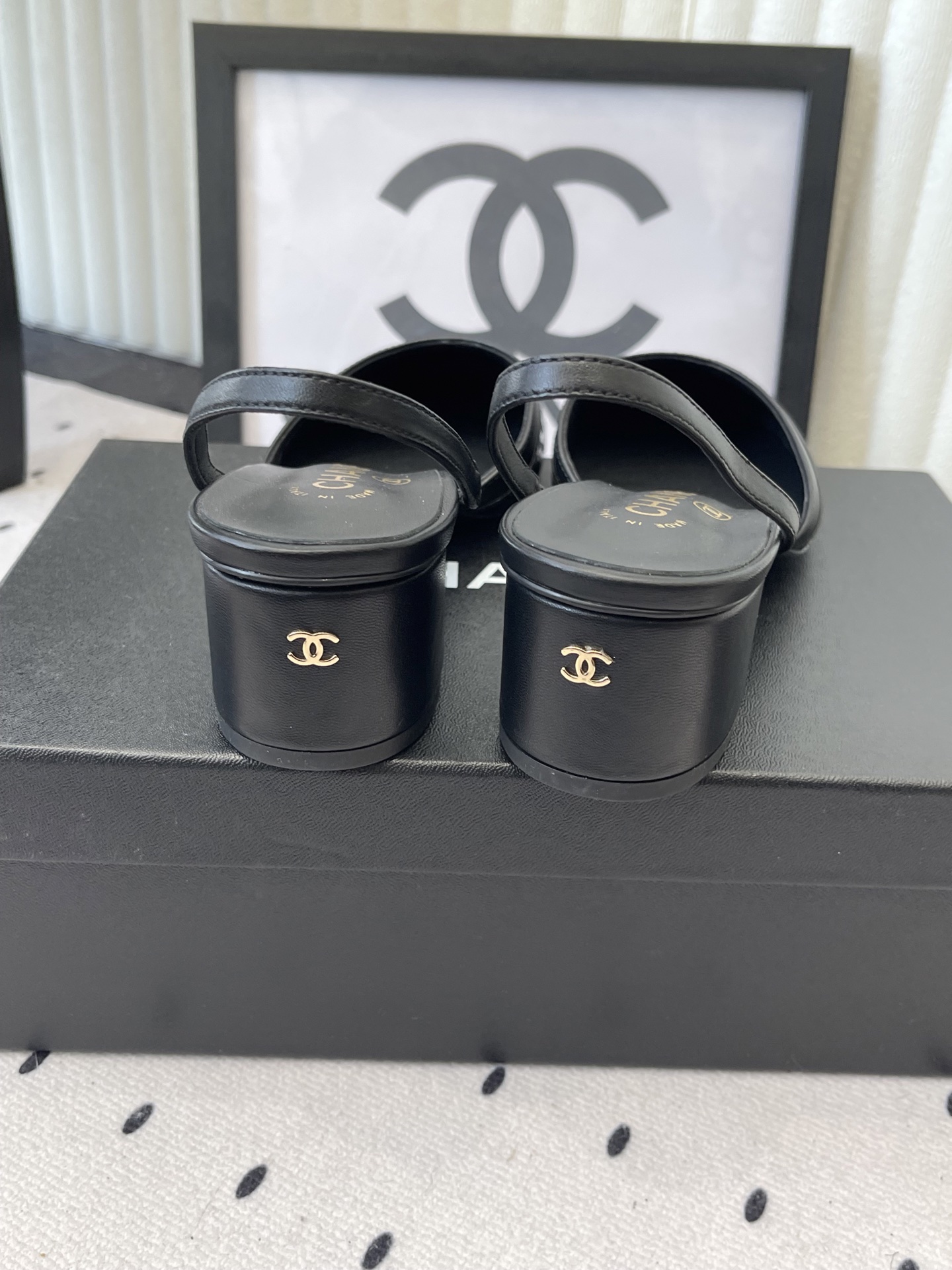 Chanel Chanel早春新款后空粗跟凉鞋