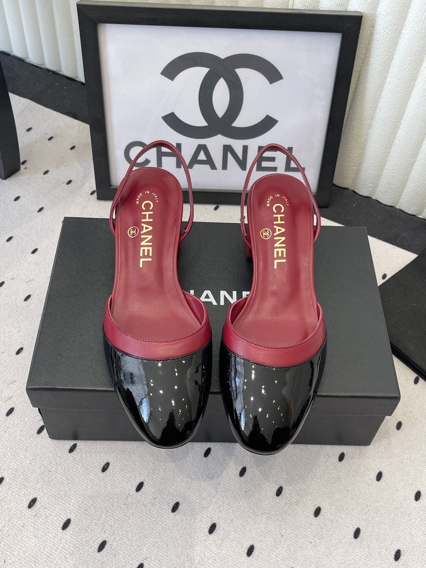 NO:707435,Chanel's new early spring back hollow thick heel sandals, when Xiaoxiang 26C's ingenuity meets summer style, unlocks the advanced expression of French elegance with an ankle-baring design. The classic back hollow cut neatly releases the ankle line, making the calf outline more slender and smooth. The heel height is just right, visually elongating the leg proportions, and using the brand's exclusive shoe design to reduce walking pressure. The hidden double C at the heel low-key highlights the brand recognition. Whether it is paired with a little black dress to attend a dinner  Whether you wear it with wide-leg pants to create a commuting look, you can interpret the high-end sexy style of Chane* with a 'revealing but not flattering' style. The fabric is made of original customized leather, and the lining of the tiptoes is all sheepskin. Italian imported genuine leather outsole size 35-39 (customized 40/41), high-heeled shoes, sandals, chanel, sandals, high heels, skirts, sheepskin, Leather soles19860909Chanel早春新款后空粗跟凉鞋 当小香 26C的匠心邂逅夏日风情 以露踝设计解锁法式优雅的进阶表达. 经典后空剪裁利落释放脚踝线条 让小腿轮廓更显纤细流畅 跟高恰到好处 视觉上拉长腿部比例 又以品牌专属鞋型设计降低行走压力. 鞋跟处暗藏的双C 低调彰显品牌辨识度. 无论是搭配小黑裙出席晚宴 还是与阔腿裤打造通勤造型 都能以“露而不媚”的格调 诠释Chane*式的高级性感. 面料采用原版定制皮料 内里踮脚均为羊皮 意大利进口真皮大底 size35-39（40/41定制）,高跟鞋凉鞋,chanel,sandals,high heels,skirts,sheepskin,Leather soles,Women's Shoes