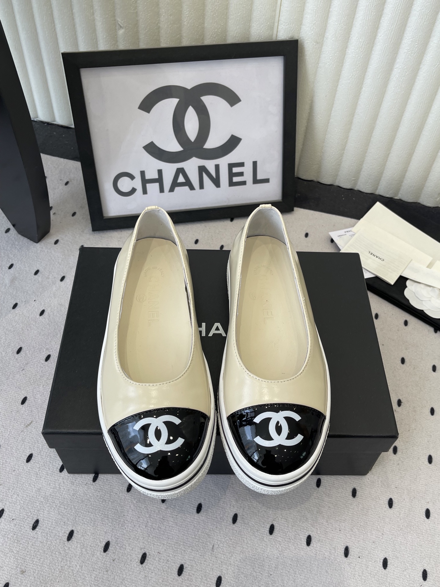 NO:748025,Chanel's new spring and summer slip-on loafers, comfortable, soft and breathable upper foot, versatile casual fashion style, imported sheepskin patent leather upper, sheepskin feet, original molded outsole Size: 35-39 (40 41 customized), loafers, chanel, loafers, sheepskin19860909Chanel春夏新款一脚蹬乐福鞋 上脚舒适柔软透气 百搭休闲时尚款 进口羊皮漆皮鞋面 羊皮垫脚 原版开模大底 Size: 35-39 (40 41订做),乐福鞋,chanel,loafers,sheepskin,Women's Shoes