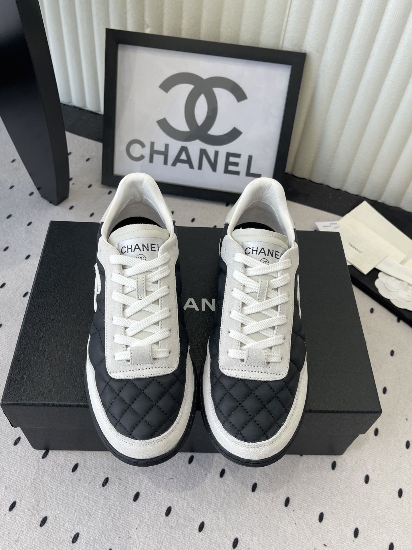 NO:757791,Chanel's new casual moral training shoes in early spring. High version. Comfortable and tender shoes. Classic black and white splicing + iconic double C. Perfect balance of retro and youthful feeling. Upper foot is soft. Cashmere sheepskin upper, sheepskin lining, outsole. Size: 35-39 (40 41 custom-made), casual shoes/sports shoes, chanel, sneakers, sheepskin19860909Chanel早春新款休闲德训鞋 高版本 舒服又显嫩的神鞋 经典黑白拼接+标志性双C 复古感和年轻感完美平衡 上脚软乎乎 鞋面羊绒羊皮 内里绵羊皮 鞋底大底 Size: 35-39 (40 41订做),休闲鞋/运动鞋,chanel,sneakers,sheepskin,Women's Shoes