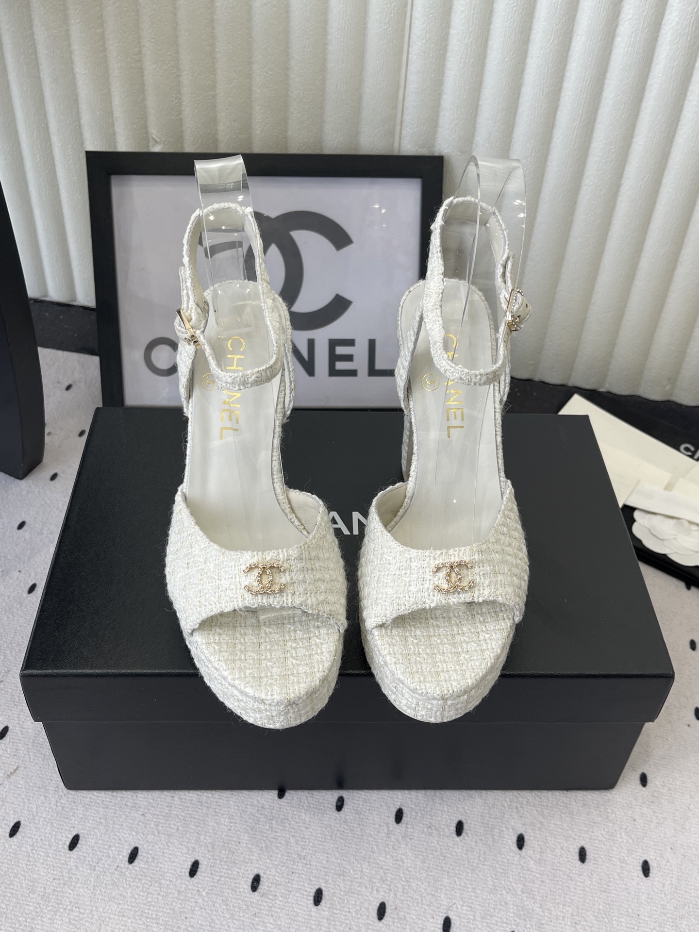 NO:757849,Chanel's new early spring high-heeled sandals, high version, worn by many celebrities and Internet celebrities, a versatile series popularized by domestic and foreign bloggers, a must-have for spring and summer wardrobes, imported sheepskin/Yangjing upper, imported crystal sheepskin lining, original molded custom leather outsole Size: 35-39 (40, 41, custom-made, non-refundable), high-heeled sandals, chanel, sandals, high heels, sheepskin, sheep, Leather soles19860909Chanel早春新款高跟凉鞋 高版本 众多明星网红上脚 国内外博主刷爆的一个百搭系列 春夏衣橱搭配必备 进口羊皮/羊京鞋面 进口水晶羊皮内里 原版开模定制真皮大底 Size: 35-39（40、41、定做不退换）,高跟鞋凉鞋,chanel,sandals,high heels,sheepskin,sheep,Leather soles,Women's Shoes