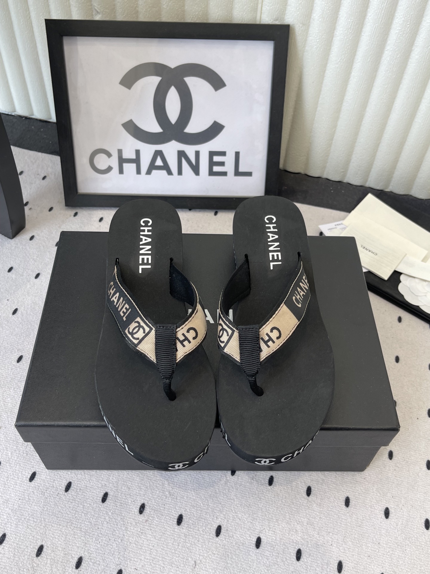 NO:757834,CHANEL Xiaoxiang 26ss spring and summer popular platform sandals series... must-have slippers in this IN era... CHANEL platform flip-flops, imported EVA rubber and plastic, rocking anti-slip thick soles, the new dark horse item for summer 2026, fashion bloggers at home and abroad have shown off their feet, and have become popular on social platforms at home and abroad. Fashionistas must invest in it, and spend a lot of money to create ingenious craftsmanship to accurately restore every detail...  Original open mold EVA rubber and plastic integrated upper, code number 36-39 (customized 40 41 42), split-toe shoes, chanel, slippers19860909CHANEL 小香 26ss春夏爆款松糕凉拖系列… 在这个IN时代必备的拖鞋… CHANEL松糕夹趾人字拖,进口EVA橡塑,摇摇防滑厚底 2026夏季新款黑马单品,海内外时尚博主纷纷上脚大秀,火遍海内外社交平台,时尚达人必入款,重金开模打造 匠心工艺,精准还原每个细节…… 鞋面原版开模EVA橡塑一体成型 码数36-39（40 41 42订做）,分趾鞋,chanel,slippers,Women's Shoes