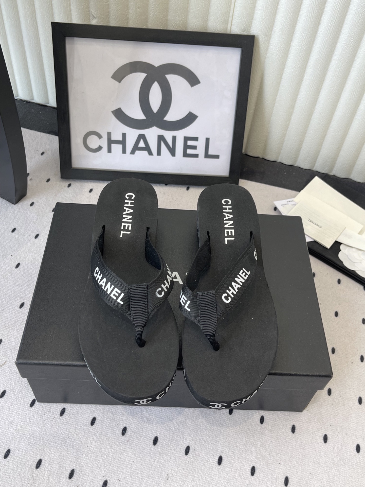 NO:757842,CHANEL Xiaoxiang 26ss spring and summer popular platform sandals series... must-have slippers in this IN era... CHANEL platform flip-flops, imported EVA rubber and plastic, rocking anti-slip thick soles, the new dark horse item for summer 2026, fashion bloggers at home and abroad have shown off their feet, and have become popular on social platforms at home and abroad. Fashionistas must invest in it, and spend a lot of money to create ingenious craftsmanship to accurately restore every detail...  The original open-molded EVA rubber and plastic one-piece molding of the shoe upper is code number 36-39 (40 41 42 customized) CHANEL Xiaoxiang 26ss spring and summer popular platform sandals series... A must-have slipper in this IN era... CHANEL platform flip-flops, imported EVA rubber and plastic, rocking anti-slip thick soles  The new 2026 summer dark horse item, fashion bloggers at home and abroad have put it on the show, and it has become popular on social platforms at home and abroad. Fashionistas must buy it. It costs a lot of money to create ingenious craftsmanship and accurately restores every detail... The upper is made of original open mold EVA rubber and plastic one-piece molding. The size is 36-39 (customized 40 41 42), split-toe shoes, chanel, slippers19860909CHANEL 小香 26ss春夏爆款松糕凉拖系列… 在这个IN时代必备的拖鞋… CHANEL松糕夹趾人字拖,进口EVA橡塑,摇摇防滑厚底 2026夏季新款黑马单品,海内外时尚博主纷纷上脚大秀,火遍海内外社交平台,时尚达人必入款,重金开模打造 匠心工艺,精准还原每个细节…… 鞋面原版开模EVA橡塑一体成型 码数36-39（40 41 42订做）CHANEL 小香 26ss春夏爆款松糕凉拖系列… 在这个IN时代必备的拖鞋… CHANEL松糕夹趾人字拖,进口EVA橡塑,摇摇防滑厚底 2026夏季新款黑马单品,海内外时尚博主纷纷上脚大秀,火遍海内外社交平台,时尚达人必入款,重金开模打造 匠心工艺,精准还原每个细节…… 鞋面原版开模EVA橡塑一体成型 码数36-39（40 41 42订做）,分趾鞋,chanel,slippers,Women's Shoes