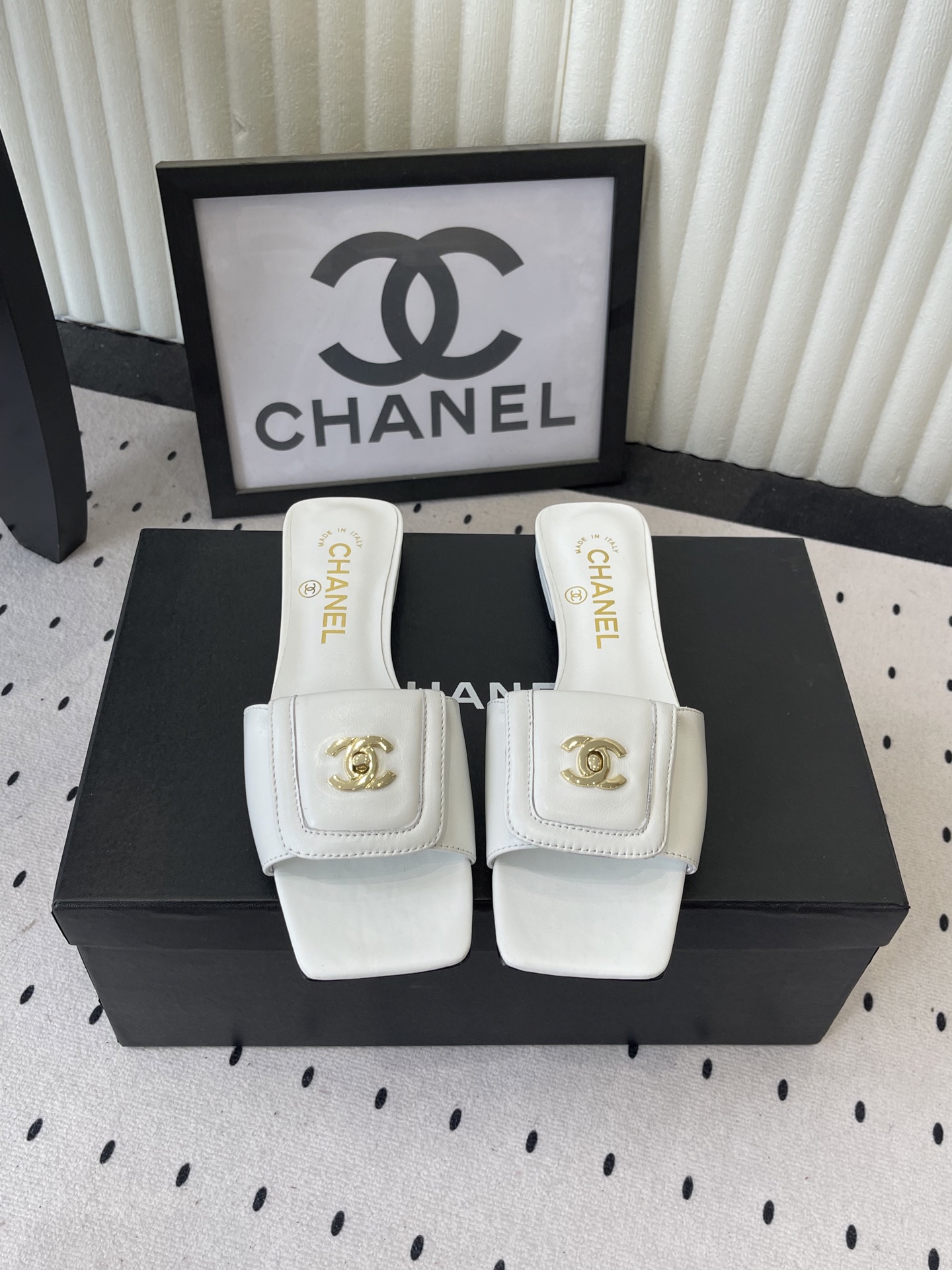 NO:788035,Chanel's new summer slippers, high version, worn by many celebrities and Internet celebrities, a versatile series popularized by domestic and foreign bloggers, must-have sandals for spring and summer wardrobes. Designed exclusively by Xiangjia, upper imported sheepskin lining: imported sheepskin lining, outsole original molded custom leather outsole, shoe size: 35-39 (40, 41, custom-made, non-returnable), slippers, chanel, chanel, slippers, sheepskin, Leather soles19860909Chanel夏季新款拖鞋 高版本 众多明星网红上脚,国内外博主刷爆的一个百搭系列,春夏衣橱搭配必备 凉拖首选.设计香家专属 鞋面进口羊皮  内里: 进口羊皮内里 大底原版开模定制真皮大底 鞋码: 35-39（40、41、定做不退换）,拖鞋,chanel,chanel,slippers,sheepskin,Leather soles,Women's Shoes