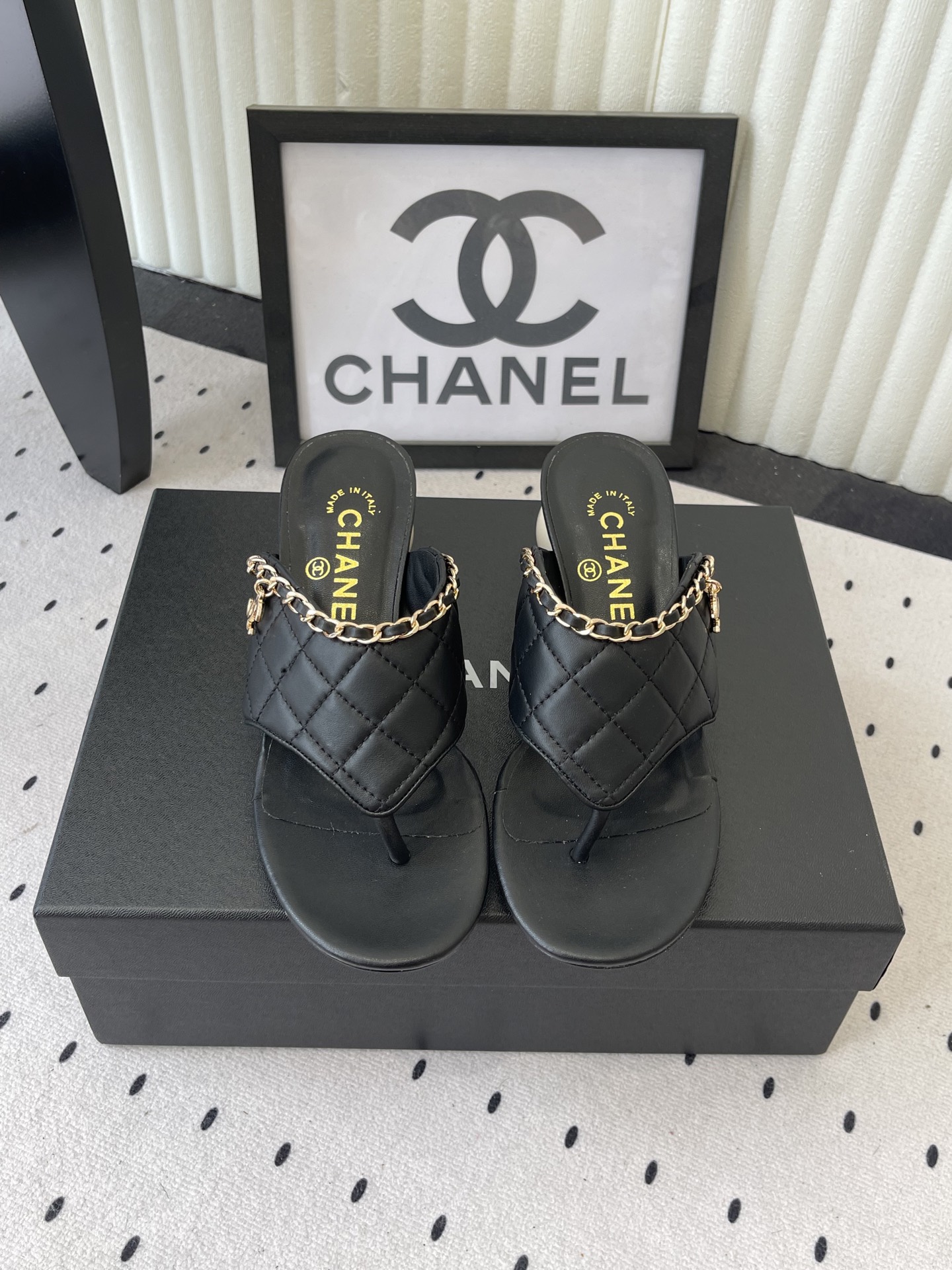 NO:788033,Chanel's new summer flip-flop sandals, slippers, chain slippers, pearl heel slippers, as this year's latest model, its classic black and gold color, double C logo, quilting, and leather chain, any one of them is the most soulful symbol of the brand. It is because of the excellent channels that it can be said to be tough even if it is worn at the counter. Imported sheepskin upper, sheepskin lining, Italian imported genuine leather outsole Size35-39 (40  41 customized), split-toe shoes, chanel, sandals, slippers, sheepskin, Leather soles19860909Chanel夏季新款夹脚凉鞋拖鞋链条拖鞋珍珠跟拖鞋 作为今年的最新款,它经典的黑金配色、双C logo、绗缝、皮穿链条,随便拎出来一个都是品牌最具灵魂的象征,正因为渠道过硬,才敢说穿到专柜都硬气 进口羊皮鞋面 羊皮内里 意大利进口真皮大底 Size35-39(40 41定制),分趾鞋,chanel,sandals,slippers,sheepskin,Leather soles,Women's Shoes