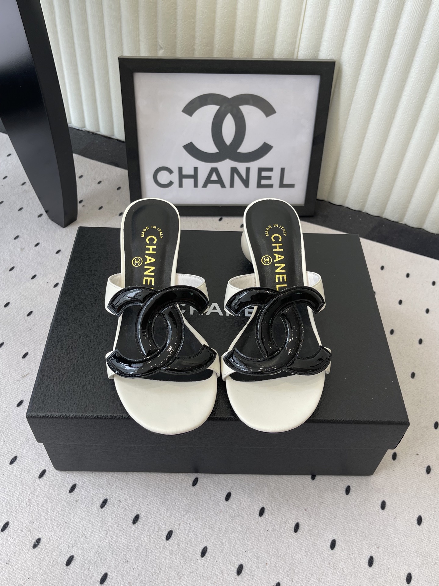 NO:788524,Chanel's summer pearl heel double C logo slippers and heels perfectly combine French romance and luxury. The classic diamond stitching reproduces the essence of the brand. The warm lambskin feels soft and comfortable on the foot. The iconic double C logo is a low-key accent. The giant pearl heel is like a work of art. It is glossy and has high gloss, making it swaying when walking. The lazy slip-on design combines laziness and sophistication.  Easily manage daily life, vacations, dinners and other scenes. The pearl heels cleverly elongate the leg lines, show elegant proportions, and reveal nobility in laziness. This pair of slippers is an effortless high-end fashion, wearing elegance and light under the feet, becoming a timeless classic that is instantly loved in the wardrobe. The fabric is made of original lambskin, and the lining of the tiptoe is sheepskin. The Italian imported genuine leather outsole size 35-39 (customized for 40/41), high-heeled shoes and slippers, chanel, high  heels,slippers,sheepskin,leather soles19860909Chanel这款夏季珍珠跟 双C标志logo拖鞋,跟鞋 将法式浪漫与奢雅气场完美融合. 经典菱格缝线复刻品牌精髓 温润小羊皮触感软糯 上脚自在无压. 标志性双C标识低调点睛 巨型珍珠鞋跟宛若艺术臻品 莹润光泽自带高光 行走间摇曳生姿. 懒人一脚蹬设计兼顾慵懒与精致 轻松驾驭日常、度假、晚宴等多场景. 珍珠跟巧妙拉长腿部线条 优雅显比例 慵懒中透着矜贵. 这双拖鞋 是不费力的高定时髦 把优雅与光芒穿在脚下 成为衣橱里一眼心动的永恒经典. 面料采用原版小羊皮 内里踮脚均为羊皮 意大利进口真皮大底 size35-39（40/41定制）,高跟鞋拖鞋,chanel,high heels,slippers,sheepskin,Leather soles,Women's Shoes