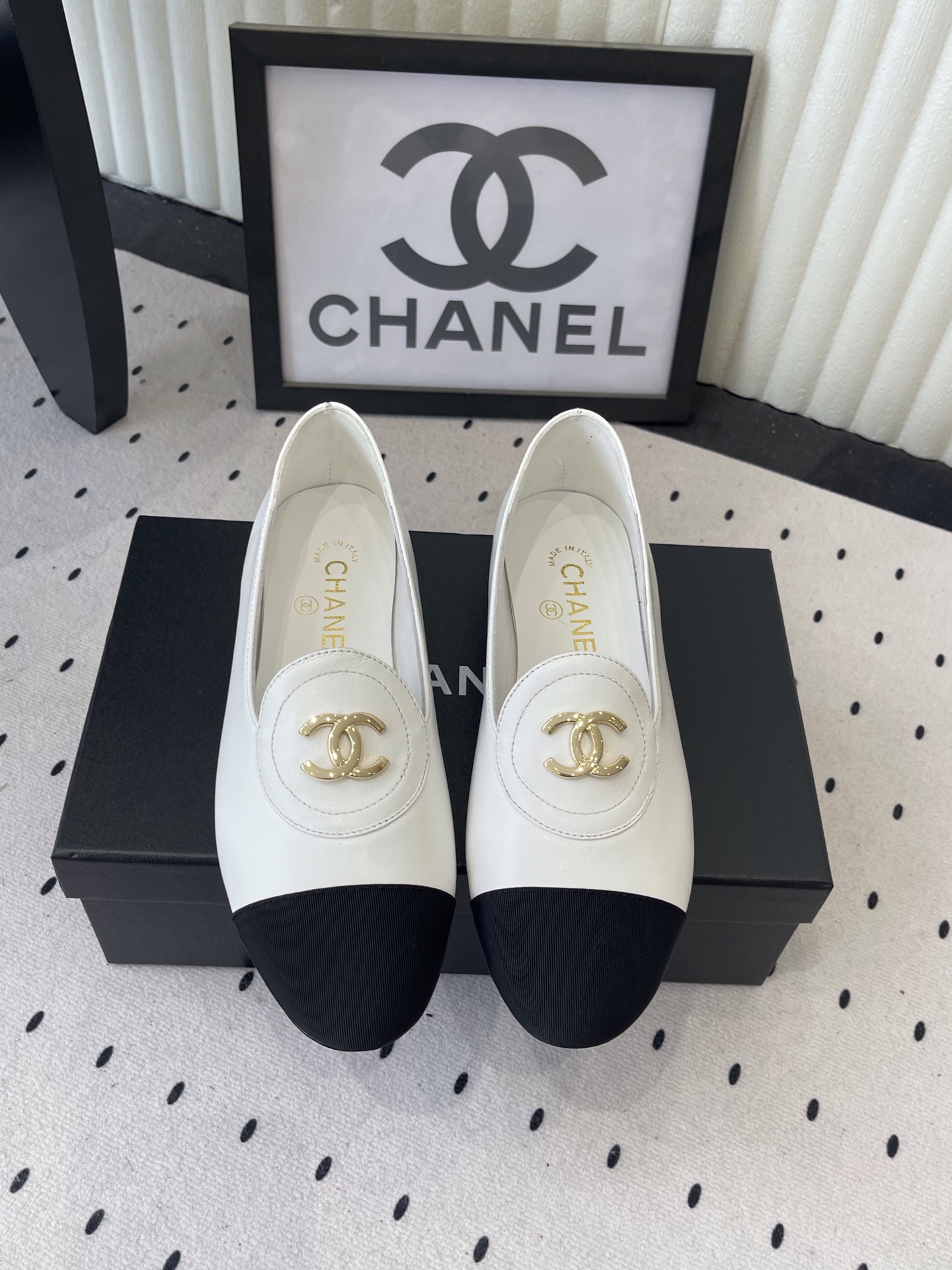 NO:788522,Chanel's new Mary Jane shoes, with a retro French elegance and a high-end feel. The fragrant milk Mary Jane shoes are a very popular pair of shoes recently. The design directly lengthens the legs!  A very white fairy style. It completely interprets French romance!  The fabric is imported lambskin, the lining is sheepskin, soft and delicate, 100% comfortable on the feet, beautiful and super feminine at the same time, Italian leather outsole Size 35-41 (40 41 custom-made, non-returnable), single shoes, chanel, mary jane, sheepskin, Leather soles19860909Chanel新款玛丽珍单鞋,复古法式优雅感,高级感十足 香奶玛丽珍单鞋,最近很火的一双单鞋,设计直接拉长腿型！很显白的神仙款型.完全诠释法式浪漫！ 面料进口小羊皮,内里垫脚羊皮,柔软细腻,脚感舒适度百分百,美观的同时又超显女人味,意大利真皮大底 Size35-41（40 41订做不退换）,单鞋,chanel,mary jane,sheepskin,Leather soles,Women's Shoes