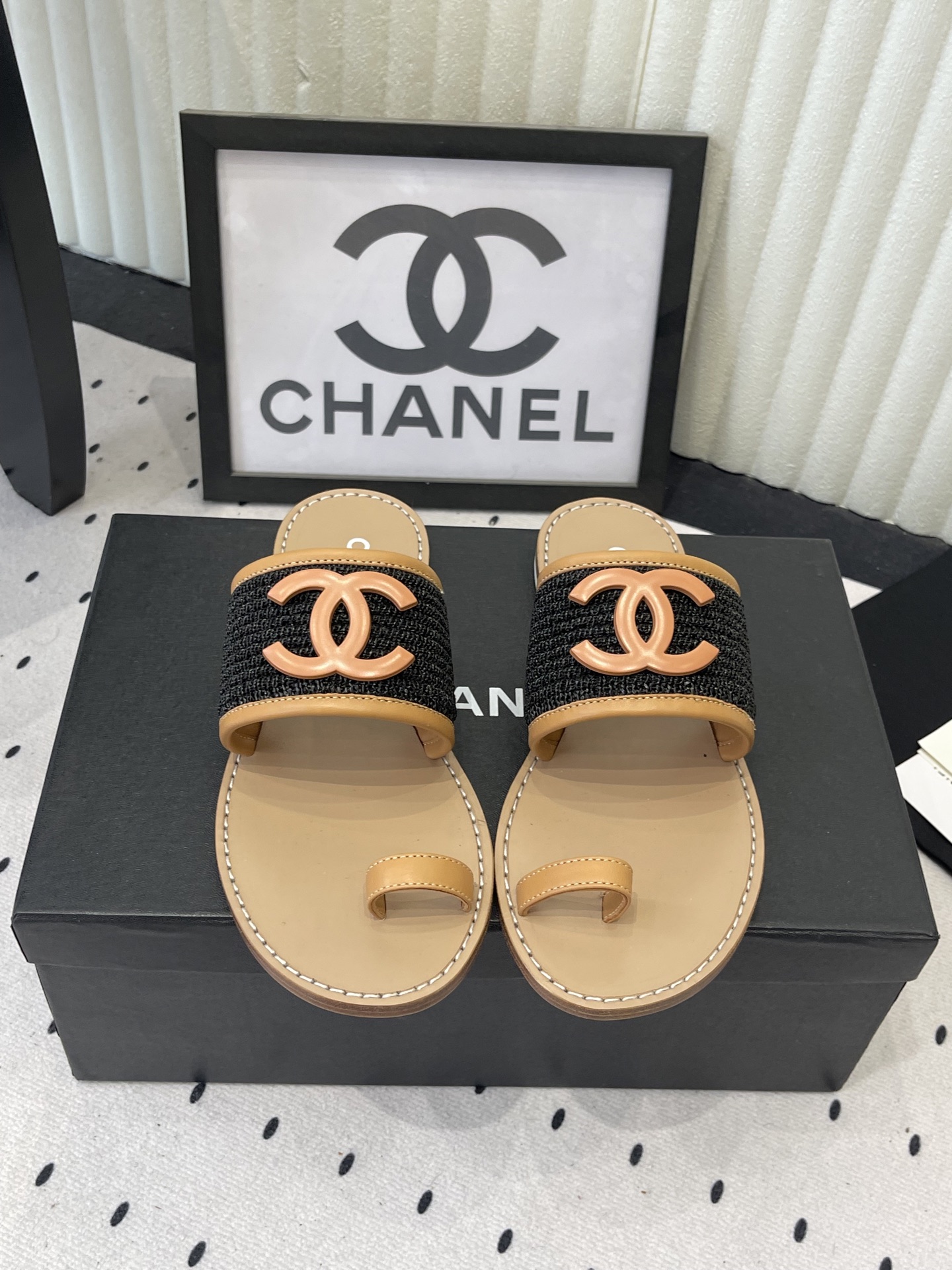 NO:789165,Chanel's latest spring and summer double C slippers are a summer must-have for many celebrity fashion bloggers. I have been impressed by its beauty. The slippers are casual and natural, and they also highlight the high-end sense of the brand's characteristics. They are super fashionable on the feet. The ergonomic design ensures super comfortable feet. The uppers are made of imported woven breathable materials. The inner mixed sheepskin outsole is a double-layer genuine leather outsole imported from Italy.  Size35-41 (41 is custom-made and cannot be returned or exchanged), split-toe shoes, chanel, slippers, sheepskin, Leather soles19860909Chanel春夏最新款双C拖鞋 超多明星时尚博主种草 夏天必备款 已经被它的美貌折服 有拖鞋随性自然 又彰显品牌特色满满的高级感 上脚超洋气 人体工程学设计保证脚感超级舒适 鞋面进口编织透气材料 内里混种羊皮 大底意大利进口双层真皮大底 Size35-41（41定做不退换）,分趾鞋,chanel,slippers,sheepskin,Leather soles,Women's Shoes