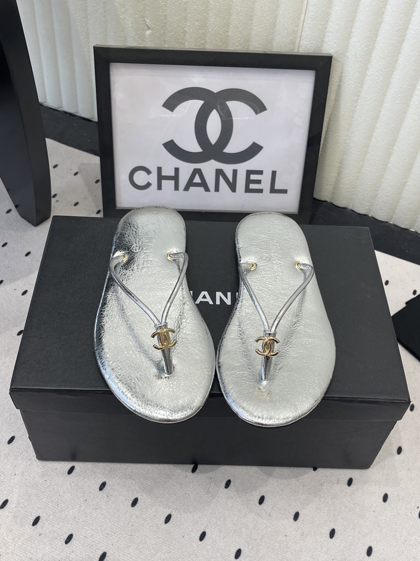 NO:789163,P rubber sole, genuine leather sole, Chanel's latest spring and summer slippers, a summer must-have for many celebrity fashion bloggers. I have been impressed by its beauty. Slippers are casual and natural, and highlight the brand's full sense of high-end. The upper foot is super fashionable. The ergonomic design ensures the foot feels super comfortable. The upper is imported sheepskin, and the lining is mixed sheepskin. Outsole rubber sole/double-layer genuine leather outsole imported from Italy.  Size35-41 (41 is custom-made and cannot be returned or exchanged), split-toe shoes, chanel, slippers, sheepskin, Leather soles19860909P橡胶底 真皮底 Chanel春夏最新款人拖鞋 超多明星时尚博主种草 夏天必备款 已经被它的美貌折服 有拖鞋随性自然 又彰显品牌特色满满的高级感 上脚超洋气 人体工程学设计保证脚感超级舒适 鞋面进口羊皮 内里混种羊皮 大底橡胶底/意大利进口双层真皮大底 Size35-41（41定做不退换）,分趾鞋,chanel,slippers,sheepskin,Leather soles,Women's Shoes