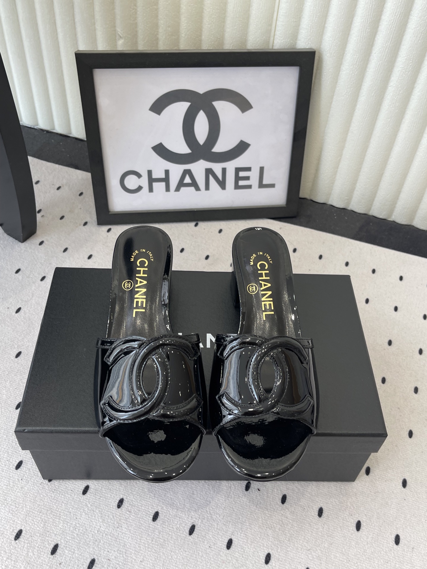 NO:789160,Chanel's new summer high-heeled slippers, high version, worn by many celebrities and Internet celebrities, a versatile series popularized by domestic and foreign bloggers, must-have sandals for spring and summer wardrobes. Designed exclusively by Xiangjia, upper goatskin/patent leather, lining: imported sheepskin lining, original molded outsole, customized outsole, shoe size: 35-39 (40, 41, customized, non-refundable), slippers, chanel, chanel, slippers, sheepskin19860909Chanel夏季新款高跟拖鞋 高版本 众多明星网红上脚,国内外博主刷爆的一个百搭系列,春夏衣橱搭配必备 凉拖首选.设计香家专属 鞋面山羊皮/漆皮  内里: 进口羊皮内里 大底原版开模定制大底 鞋码: 35-39（40、41、定做不退换）,拖鞋,chanel,chanel,slippers,sheepskin,Women's Shoes