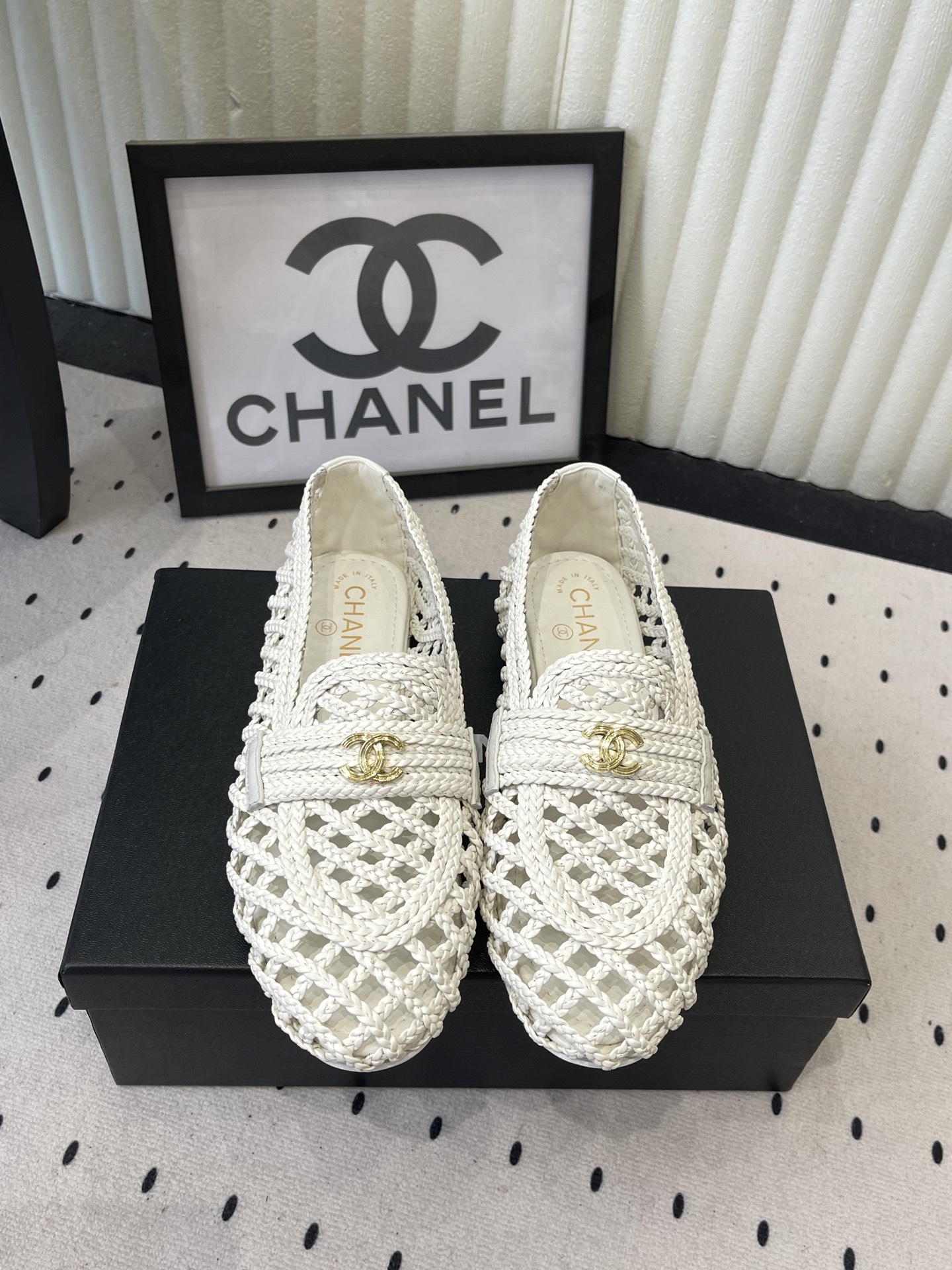 NO:781439,Chanel's new fishnet breathable semi-drag, high version, mesh upper is light and breathable, double C embroidered logo is vivid on the upper, original mesh knitted fabric, sheepskin feet, Italian leather outsole Size35-39 (40 41 customized), loafers semi-drag, chanel, loafers, sheepskin, Leather soles19860909Chanel新款渔网格透气半拖 高版本 网格鞋面轻盈透气 双C刺绣徽标跃然鞋面 原版网格针织面料 羊皮垫脚 意大利真皮大底 Size35-39（40 41定制),乐福鞋半拖,chanel,loafers,sheepskin,Leather soles,Women's Shoes