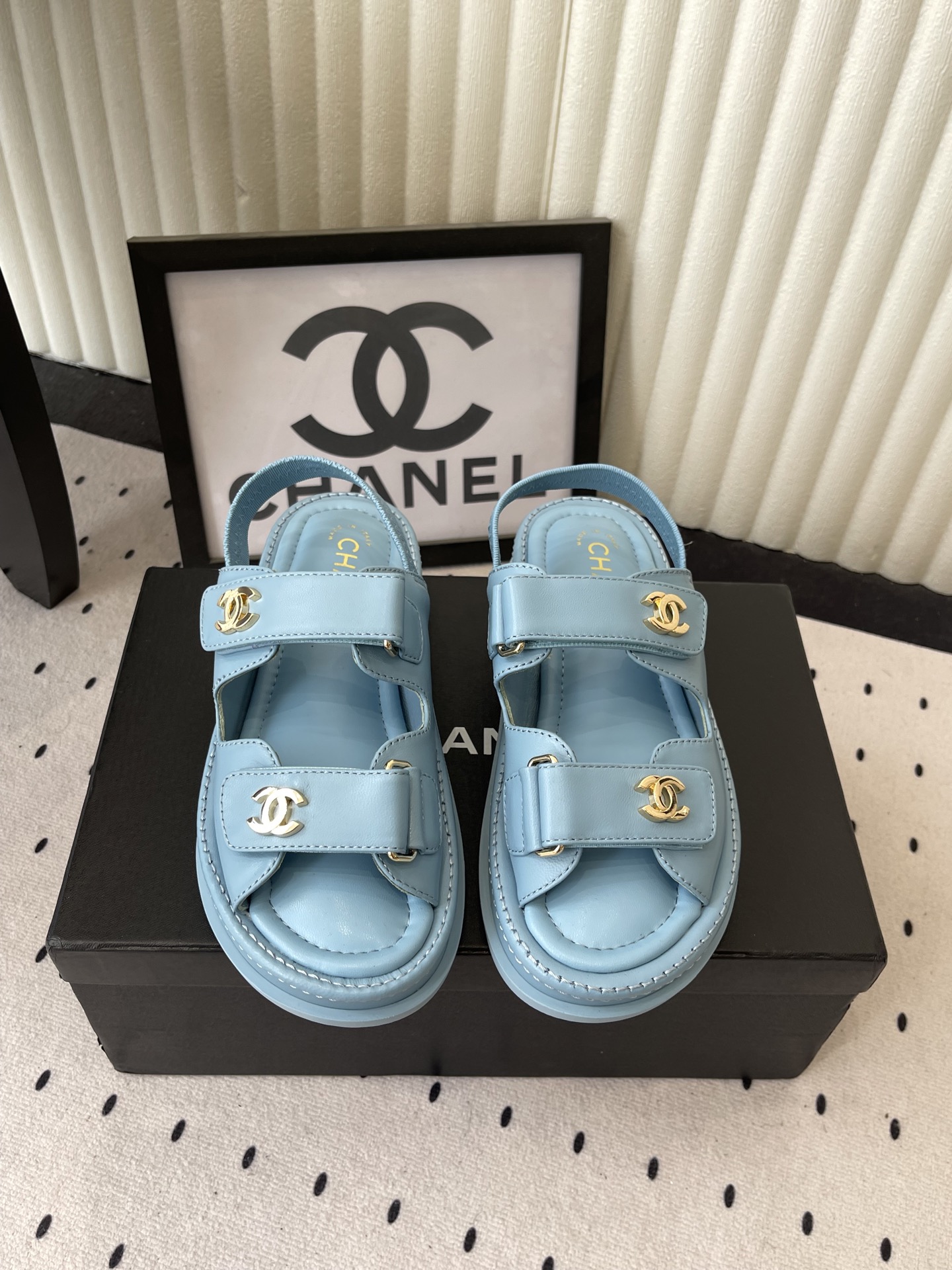NO:782419,The top version of Chanel's new early spring beach shoes. A simple universal and versatile artifact for all major stars. Original imported sheepskin upper imported sheepskin lining for feet. Original molded rubber outsole Size 35-40 (41 customized), sandals, chanel, sandals, sheepskin19860909Chanel新款早春沙滩鞋顶级版本 简单的万能百搭神器各大明星上脚神器 原版进口羊皮鞋面进口羊皮内里垫脚 原版成型橡胶大底Size35-40（41订做）,凉鞋,chanel,sandals,sheepskin,Women's Shoes