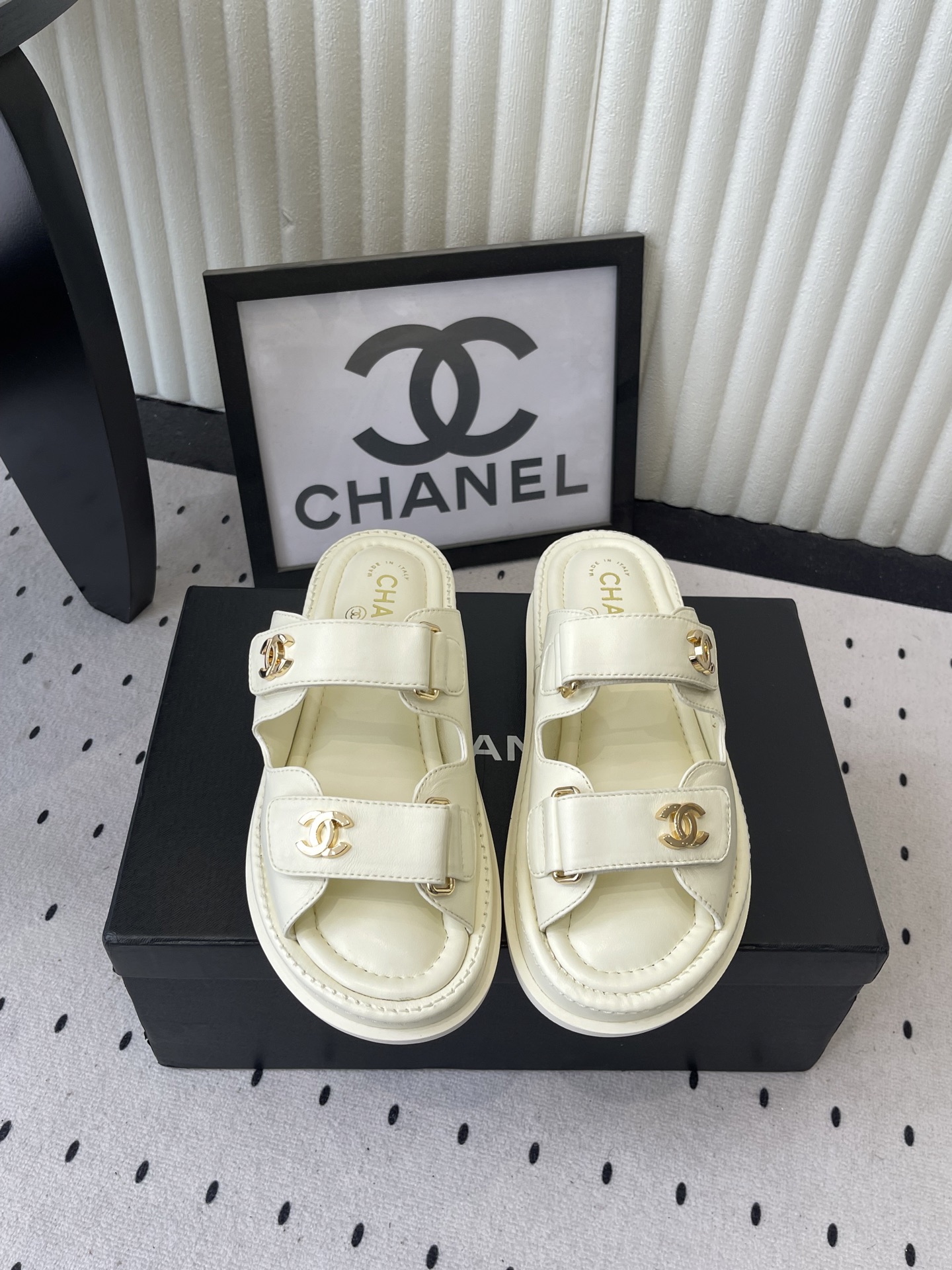 NO:782403,The top version of Chanel's new early spring beach shoes. A simple all-purpose tool for the feet of major stars. Original imported sheepskin upper. Imported sheepskin lining for feet. Original molded rubber outsole Size 35-40 (41 customized), slippers, chanel, slippers, sheepskin.19860909Chanel新款早春沙滩鞋顶级版本 简单的万能百搭神器各大明星上脚神器 原版进口羊皮鞋面进口羊皮内里垫脚 原版成型橡胶大底Size35-40（41订做）,拖鞋,chanel,slippers,sheepskin,Women's Shoes