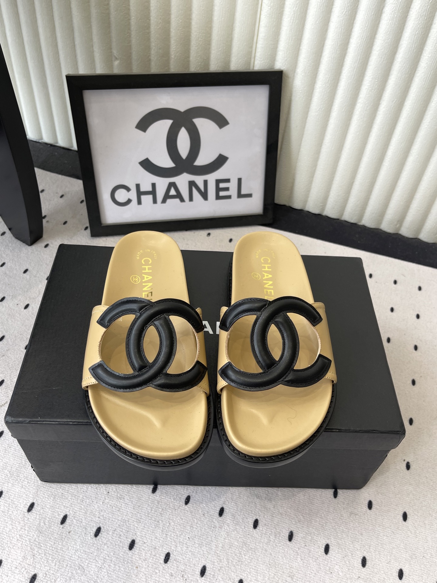 NO:782411,Chanel Xiaoxiang C Home 2026 Out of Stock Spring and Summer New Slippers Classic double C bow buckle, playful and a little sexy, looks like a sweet girl. Really special and fashionable. The smooth shoe shape is full of high-end. I can think of countless outfits at the moment. Sheepskin upper, sheepskin lining, Italian genuine leather sole Size: 35-41 (40  41 customized), slippers, chanel, chanel, slippers, sheepskin19860909Chanel小香C家2026 断货王 春夏新款拖鞋 经典双 C 蝴蝶结扣饰,俏皮中带点性感,穿起来就是甜美女孩 真的特别又时尚 流畅的鞋型满满的高级感 此刻脑补无数个穿搭 鞋面羊皮 内里垫脚羊皮 鞋底意大利真皮底 Size:35-41（40 41定做）,拖鞋,chanel,chanel,slippers,sheepskin,Women's Shoes
