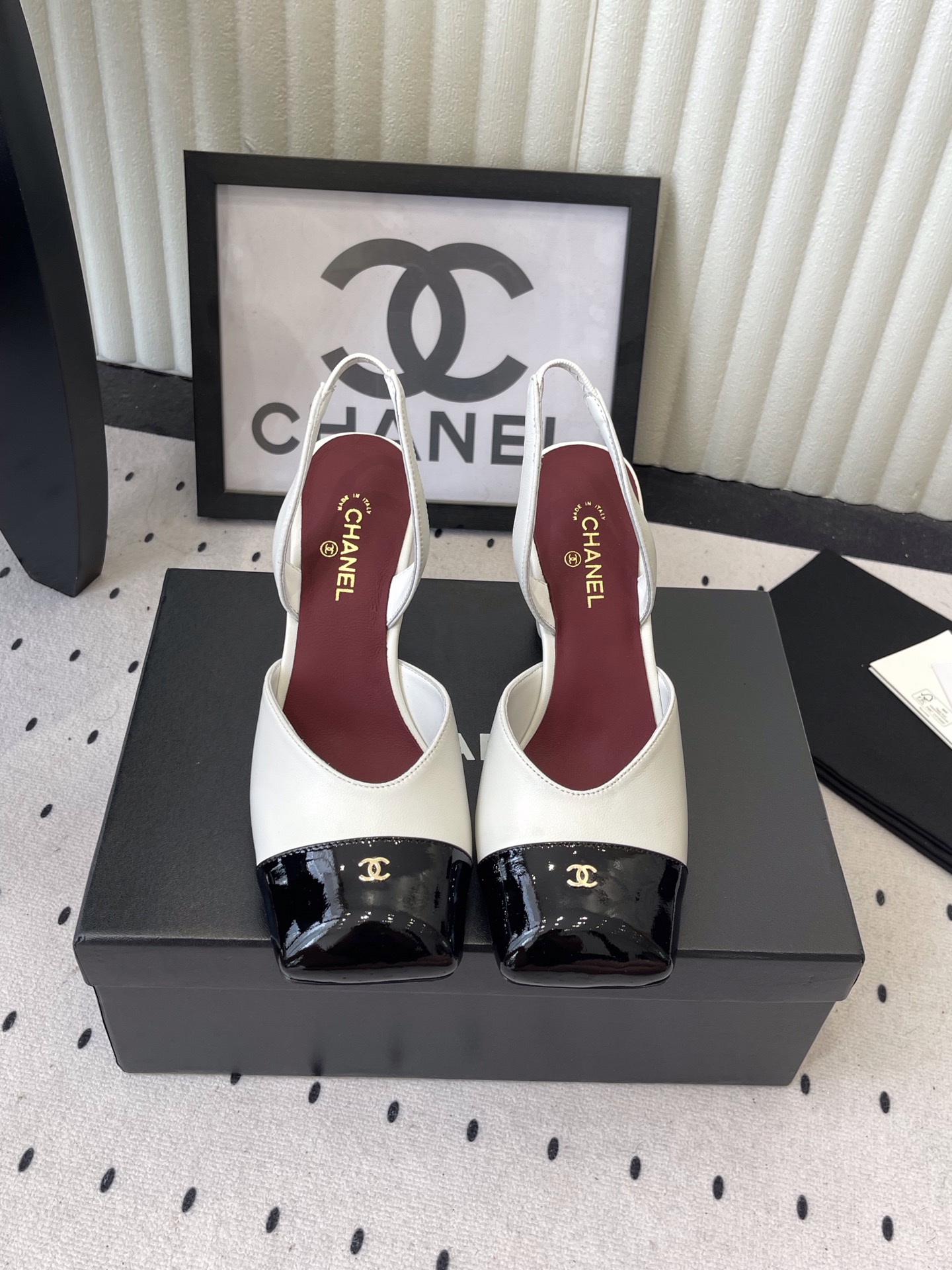 NO:783137,Chanel's new summer high-heeled shoes, high version, square toe hidden retro thick heel, elegant, double C logo, French elegance in every step, imported sheepskin upper, sheepskin lining for feet, Italian genuine leather outsole Size: 35-39 (40 41 custom-made), sandals, chanel, sandals, sheepskin, Leather soles19860909Chanel夏季新款高跟单鞋 高版本 方头藏复古粗跟承优雅 双C标识点睛 步履间尽是法式矜贵 进口羊皮鞋面 羊皮内里垫脚 意大利真皮大底 Size :35-39（40 41订做）,凉鞋单鞋,chanel,sandals,sheepskin,Leather soles,Women's Shoes