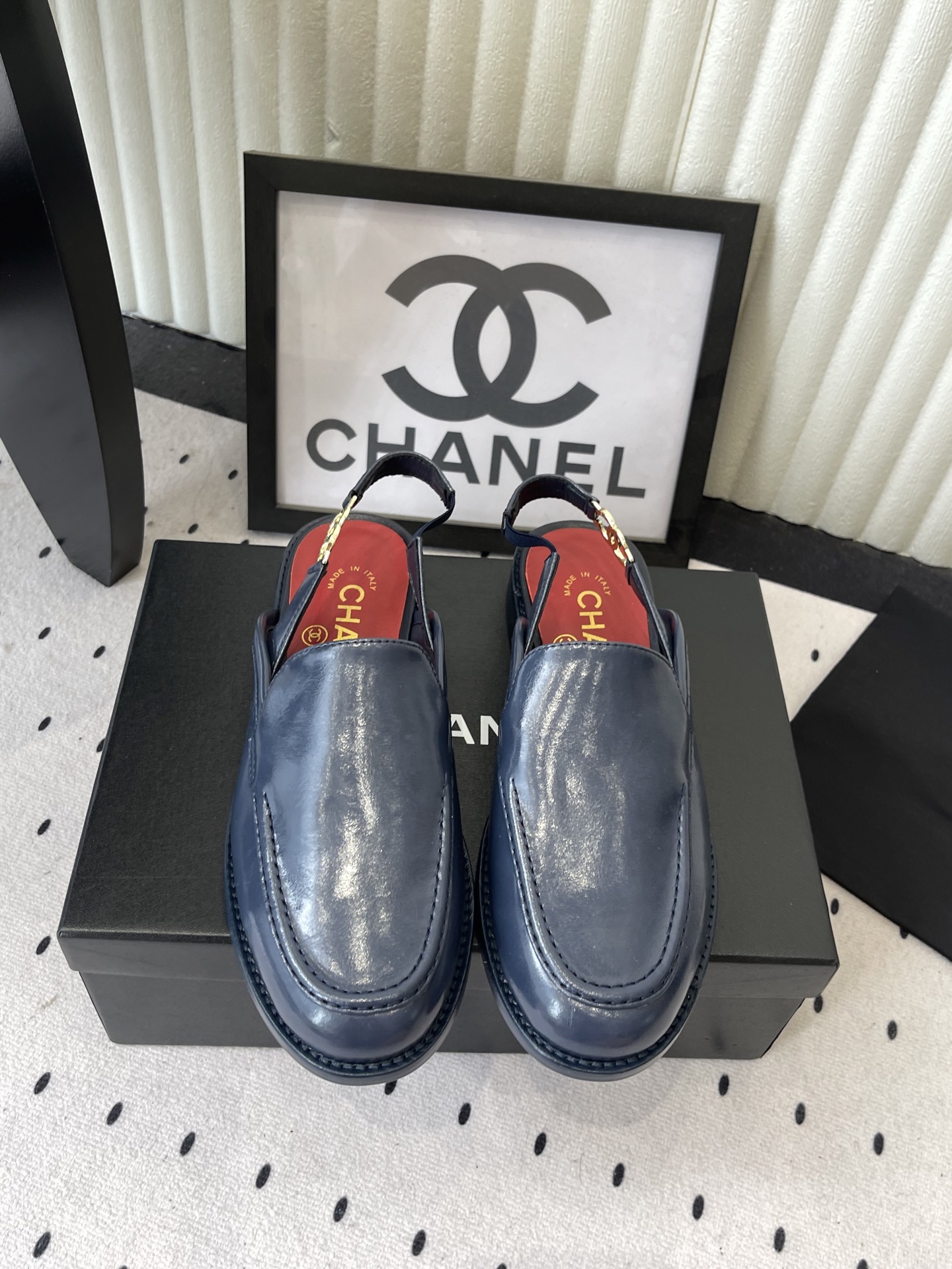 NO:783128,Chanel's new loafers in early spring. Loafer lovers must not miss this model. It has a more neutral and handsome temperament. It has a good sense of lines. The upper is made of imported calfskin. The inner foot pad is made of silk sheepskin. The Italian imported cowhide outsole Size35-39 (40/41 customized), loafers and sandals, chanel, loafers, sandals, cowhide, sheepskin19860909Chanel早春新款乐福鞋 乐福鞋爱好者绝不能错过 这款气质上更中性帅气几分 线条感很足 鞋面采用进口小牛皮 内里垫脚采用丝绸羊皮 意大利进口牛皮大底 Size35-39（40/41定制）,乐福鞋凉鞋,chanel,loafers,sandals,cowhide,sheepskin,Women's Shoes