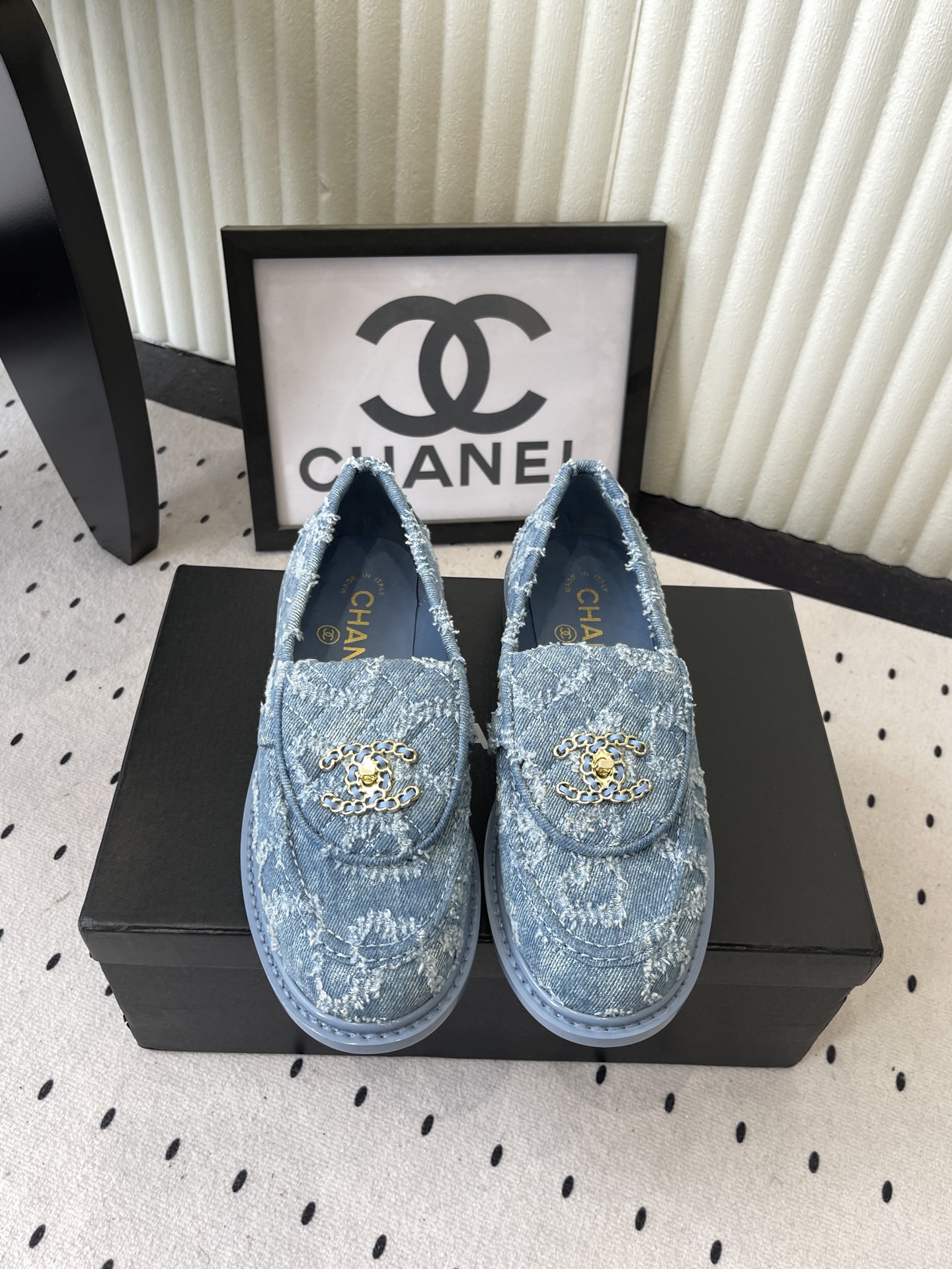 NO:783123,Chanel's new loafers in early spring. Loafer lovers must not miss this model. It has a more neutral and handsome temperament. It has a good sense of lines. The upper is made of imported denim. The inner foot pad is made of silk sheepskin. Italian imported cowhide outsole. Size35-39 (customized 40/41), loafers half-slip, chanel, loafers, cowhide, sheepskin.19860909Chanel早春新款乐福鞋 乐福鞋爱好者绝不能错过 这款气质上更中性帅气几分 线条感很足 鞋面采用进口牛仔布 内里垫脚采用丝绸羊皮 意大利进口牛皮大底 Size35-39（40/41定制）,乐福鞋半拖,chanel,loafers,cowhide,sheepskin,Women's Shoes