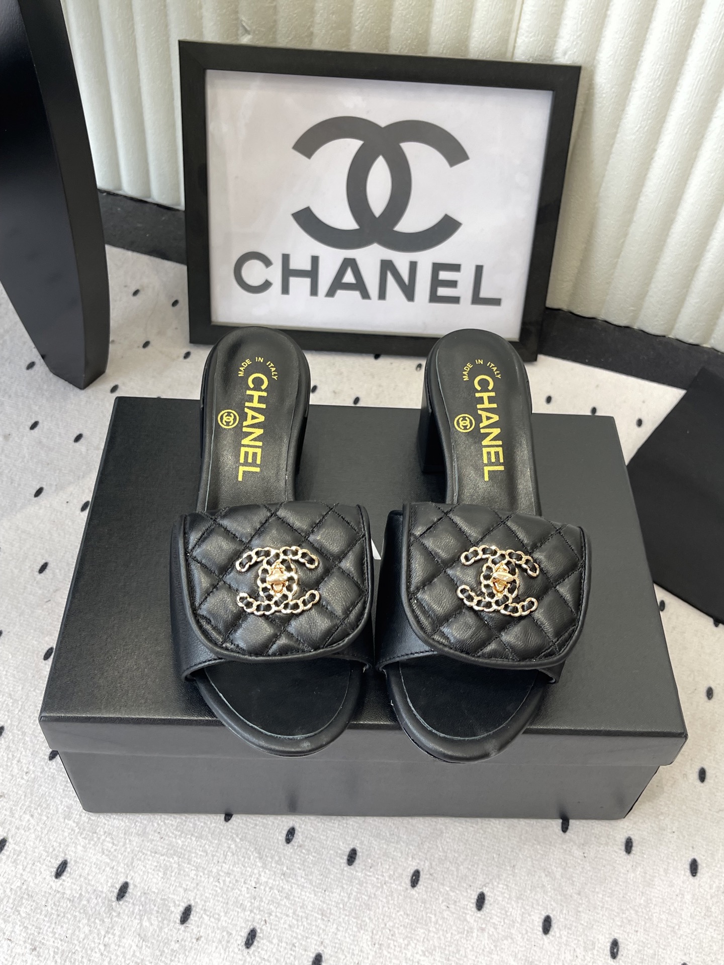 NO:784853,Chanel's new top spring and summer slippers series bag buckle slippers in early spring ____________________ A must-have for spring and summer perfumers, the goddess series has the elegant ladylike temperament of perfumers. It is super attractive, irresistible and heart-warming... The upper is imported cowhide/customized cloth, high-quality and textured original molded hardware with big buckle electric embroidery. The lining is made of imported lambskin, which is soft and comfortable. Original model opening, Italian genuine leather outsole. Size: 35-41(40)  41customized),slippers,chanel,chanel,slippers,cowhide,sheepskin,Leather soles19860909Chanel早春新款顶级春夏拖鞋系列书包扣拖鞋__________________ 春夏香家必备爆款,女神系列,拥有香家特色优雅名媛气质,超级耐看,让人无法抗拒,心动ing…… 鞋面进口牛皮/定制布,高级有质感原版开模五金大扣电绣 内里垫脚进口小羊皮,柔软舒适性高 原模开版,意大利真皮大底 码数: 35-41(40 41定制),拖鞋,chanel,chanel,slippers,cowhide,sheepskin,Leather soles,Women's Shoes