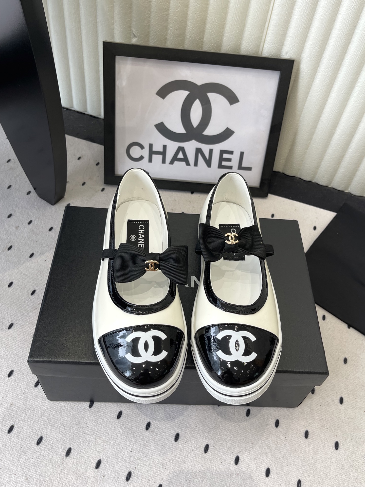 NO:784847,Chanel spring and summer new C Jia Xiaoxiang shoes, bow casual shoes, bow shoes, top counter quality, one of the must-have classics every year!  All materials are customized according to the original version!  Purchase authentic products developed. All-purpose and versatile artifact, durable for summer and beach. Fabric imported mixed sheepskin, sheepskin feet, imported sheepskin lining!  Anti-slip rubber outsole, size 35-40 (40, 41 customized), single shoes, chanel, chanel, sheepskin19860909Chanel春夏新款C家小香单鞋,蝴蝶结休闲单鞋,蝴蝶结单鞋 顶级专柜品质 每年必入的经典款之一！所有材质都根据原版定制！购入正品开发.万能百搭神器,夏日沙滩耐造款. 面料进口混种羊皮 羊皮垫脚 内里进口羊皮！ 防滑橡胶大底 码数35-40（40、41定做）,单鞋,chanel,chanel,sheepskin,Women's Shoes