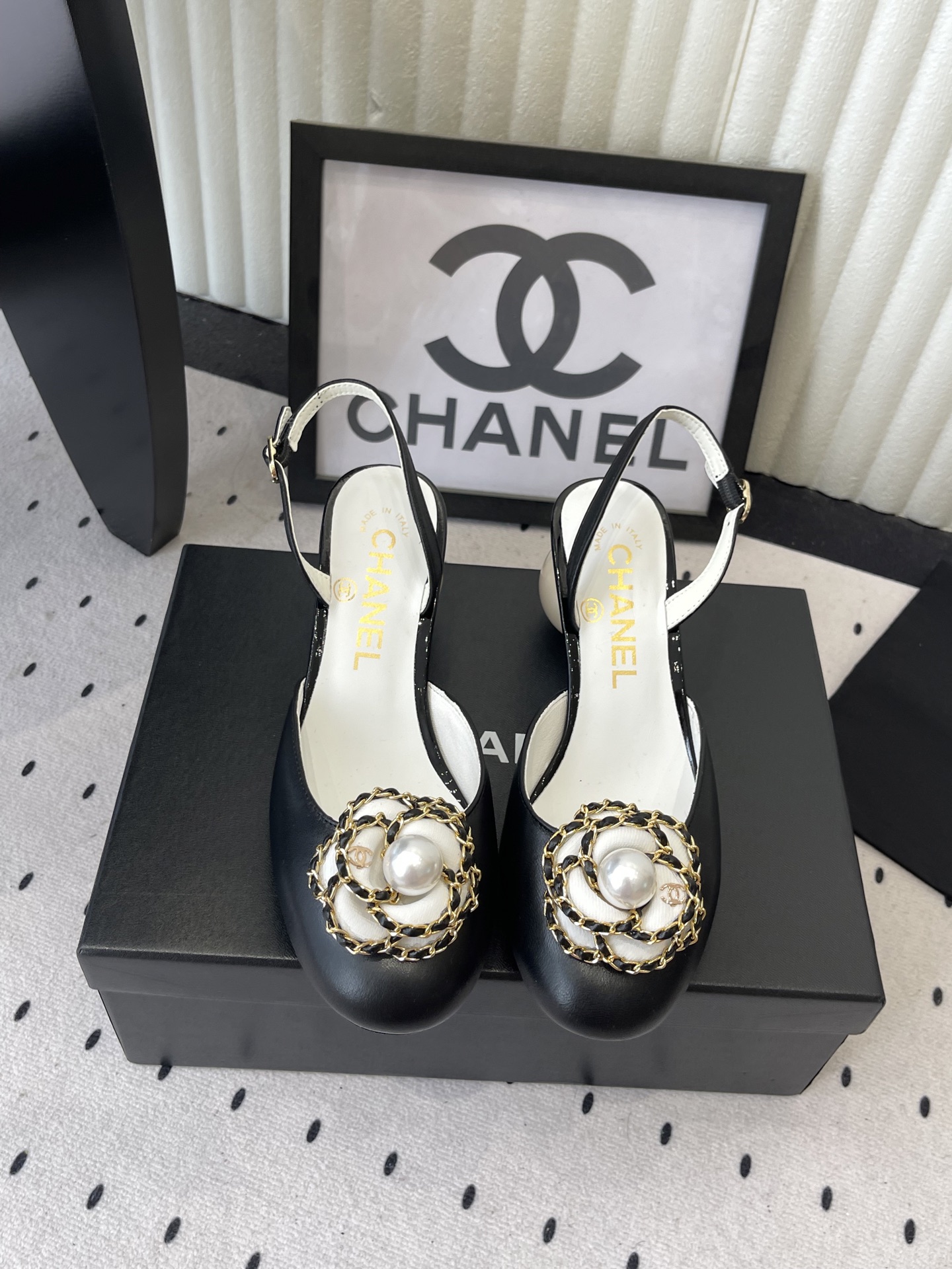 NO:784841,The latest shoes from Chanel's early spring counter. Ms. Chanel loves simple and irresistible styles. The combination shows a unique dressing style. Free mix and match to shine in place and follow the fashionable steps of grandma!  !  !  The top-notch craftsmanship and texture are perfectly presented. No matter any details, you can compare them with the counters. You can enter and exit the counters at will with the best quality goods!  !  Fabric: Original customized cowhide/bow crafts Lining: Original customized sheepskin Foot pads: Original customized sheepskin Outsole: Original customized leather outsole Heel height: 5cm Size: 35-39 (40 customized items are non-returnable) Packaging: Original full package, sandals, chanel, chanel, sandals, cowhide, sheepskin, Leather soles19860909Chanel早春专柜最新单鞋  香奈儿女士钟爱简约又难以抗拒系 搭配展现与众不同的穿搭风格、自由混搭闪耀到位跟紧香奶奶时尚步伐！！！ 顶级工艺质感完美呈现,无论任何细节均可对比专柜,最好级别的顶级货,随意进出专柜！！ 面料: 原版定制牛皮/蝴蝶结工艺 内里: 原版定制羊皮 垫脚: 原版定制羊皮 大底: 原版定制真皮大底 跟高: 5cm 码数: 35-39（40定制不退换） 包装: 原版全套包装,凉鞋,chanel,chanel,sandals,cowhide,sheepskin,Leather soles,Women's Shoes