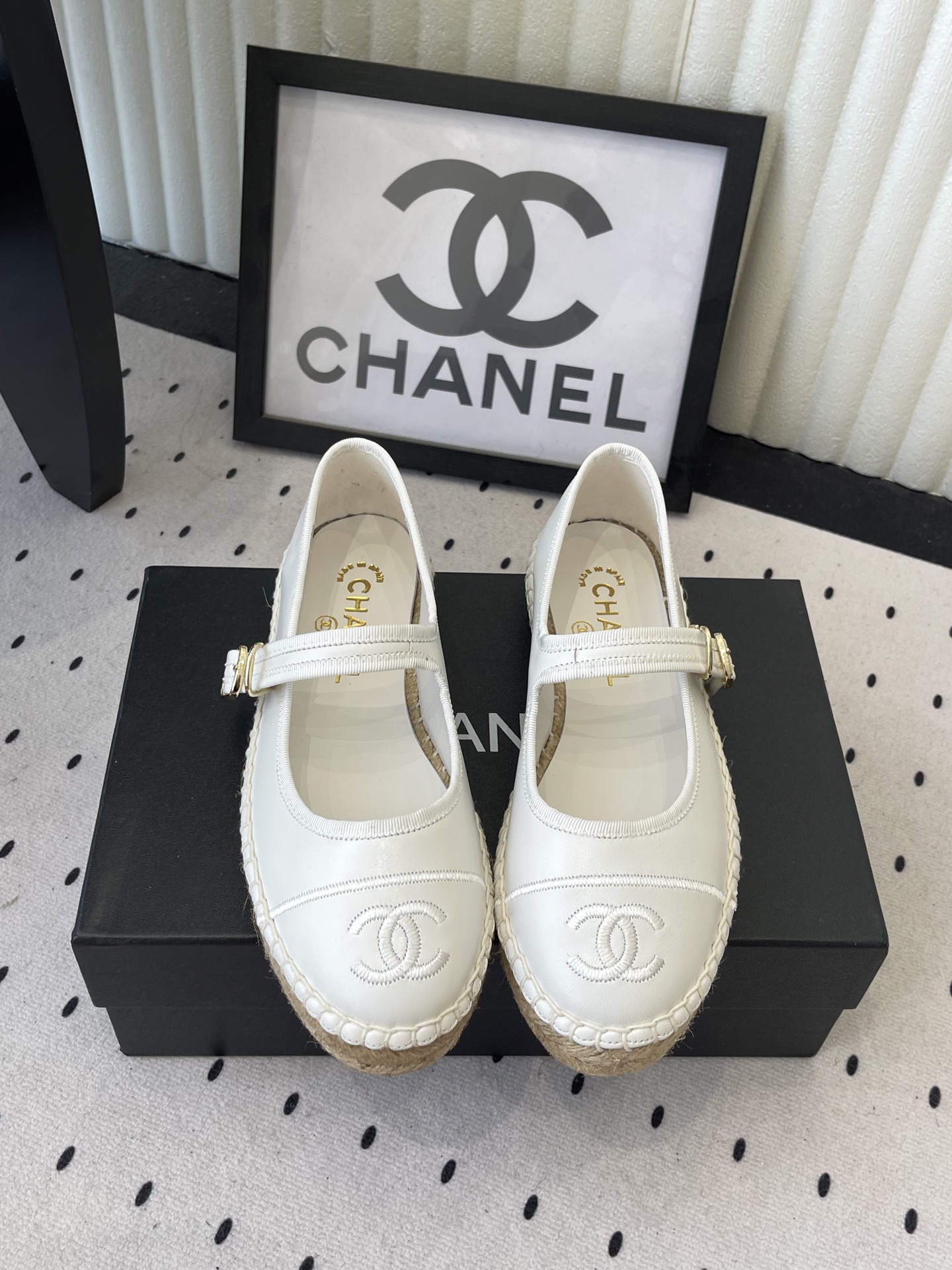 NO:786306,Chanel's new Mary Jane fisherman shoes are fashionable to wear. These fisherman shoes are also so beautiful and soft. The buckles and double C logo are exquisite to the heart. The straw sole has a French lazy feeling ~ Pair it with a small skirt or jeans in spring and summer. It will directly bring out the sweet girl atmosphere. Imported sheepskin upper, imported lambskin lining Size: 35-39 (34 40 41 42 custom-made), fisherman shoes, chanel, mary  jane,espadrilles,espadrilles,skirts,jeans,sheepskin19860909Chanel新款玛丽珍渔夫鞋 时髦穿搭,这双渔夫鞋也太好看了软乎乎的,搭扣和双C标精致到心坎里,草编底又带着法式慵懒感~春夏配小裙子或者牛仔裤,甜妹氛围直接拉满 进口羊皮鞋面,内里进口小羊皮 Size: 35-39（34 40 41 42订做）,渔夫鞋,chanel,mary jane,espadrilles,espadrilles,skirts,jeans,sheepskin,Women's Shoes