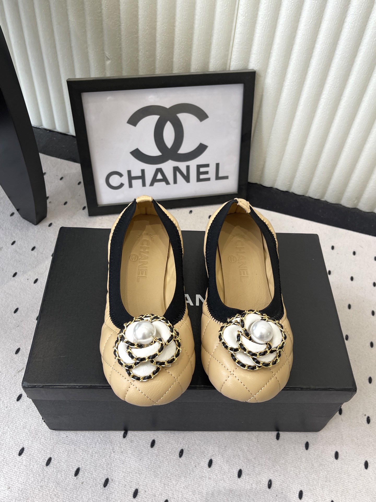 NO:786296,Chanel's hot summer flip-flops, slippers, chain slippers, ballet slippers. Korean customers placed a batch of orders. After the large goods were shipped, we followed up on the batch quantity and compared the details of the container goods. The price was the best!  !  A must-have item recommended!  Some people say, 'Every girl should own CHANE. It is not only a brand, but also a style, giving girls all their fantasies about Xiaoxiang'!  !  !  And it is a masterpiece that we have been preparing for more than half a year to present to the girls!  !  !  As the latest model this year, its classic black and gold color scheme, double C logo, quilting, and leather chain are all the most soulful symbols of the brand. It is precisely because of its excellent channels that it can be said to be tough enough to wear at the counter!  !  Continuing the hardware and metal decorative elements of the previous season, this design combines more outstanding and exaggerated accessories, but it is not too fancy at all. It can well balance the loose feeling of flip-flops. The completely different metal accessories on the shoelaces simply bring the romantic atmosphere of spring and summer. The combination of the two is just right. Compared with black, it is also a good color to match. It can take your outfit to a higher level! Outsole imported from Italy, genuine leather outsole, upper sheepskin, lining sheepskin lining  Size 35-39 (40 41 customized), ballet shoes, chanel, sandals, slippers, sheepskin, Leather soles19860909Chanel夏季爆品夹脚凉鞋拖鞋链条拖鞋芭蕾舞鞋 韩国客户下过来的一批订单,出完大货我们跟单出来的一批数量,对标柜货细节 价格做到极致！！必剁手款推荐！ 有人说“每个女孩都应该拥有CHANE,它不仅仅是一个品牌,更是一种风格,赋予了女生对小香的所有幻想”！！！而它,是我们准备了大半年,为姑娘们呈现的大作！！！ 作为今年的最新款,它经典的黑金配色、双C logo、绗缝、皮穿链条,随便拎出来一个都是品牌最具灵魂的象征,正因为渠道过硬,才敢说穿到专柜都硬气！！ 延续上一季的五金金属装饰元素 这次设计结合了更出挑 更夸张的配件但它完全不会过于花哨 能很好的平衡掉人字拖的松垮感 鞋带上完全不同的金属配件简直是春夏的浪漫气息悄然袭来 两者之间结合的恰如其分比起黑色 也是很好搭配的颜色 它能让你的穿搭更上一层次! 大底意大利进口真皮大底 鞋面羊皮 内里羊皮内里 尺码35-39(40 41定制),芭蕾舞鞋,chanel,sandals,slippers,sheepskin,Leather soles,Women's Shoes