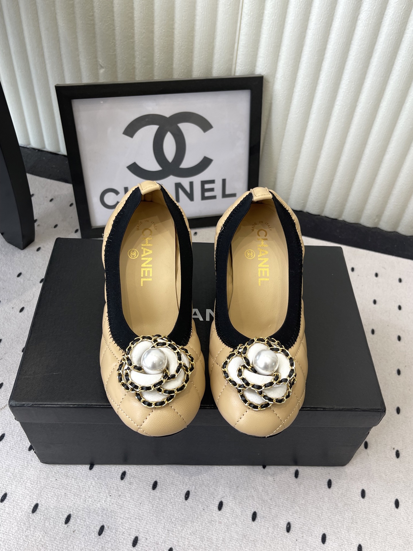 NO:786301,Chanel's summer hot-selling pearl heel ballet shoes. A batch of orders placed by Korean customers. After the large goods are shipped, we will follow up on the batch quantity and compare the details of the container goods. The price will be the best!  !  A must-have item recommended!  Some people say, 'Every girl should own CHANE. It is not only a brand, but also a style, giving girls all their fantasies about Xiaoxiang'!  !  !  And it is a masterpiece that we have been preparing for more than half a year to present to the girls!  !  !  As the latest model this year, its classic black and gold color scheme, double C logo, quilting, and leather chain are all the most soulful symbols of the brand. It is precisely because of its excellent channels that it can be said to be tough enough to wear at the counter!  !  Continuing the hardware and metal decorative elements of the previous season, this design combines more outstanding and exaggerated accessories, but it is not too fancy at all. It can well balance the loose feeling of flip-flops. The completely different metal accessories on the shoelaces simply bring the romantic atmosphere of spring and summer. The combination of the two is just right. Compared with black, it is also a good color to match. It can take your outfit to a higher level! Outsole imported from Italy, genuine leather outsole, upper sheepskin, lining sheepskin lining  Size 35-39 (40 41 customized), ballet shoes, chanel, sheepskin, Leather soles19860909Chanel夏季爆品珍珠跟芭蕾舞鞋 韩国客户下过来的一批订单,出完大货我们跟单出来的一批数量,对标柜货细节 价格做到极致！！必剁手款推荐！ 有人说“每个女孩都应该拥有CHANE,它不仅仅是一个品牌,更是一种风格,赋予了女生对小香的所有幻想”！！！而它,是我们准备了大半年,为姑娘们呈现的大作！！！ 作为今年的最新款,它经典的黑金配色、双C logo、绗缝、皮穿链条,随便拎出来一个都是品牌最具灵魂的象征,正因为渠道过硬,才敢说穿到专柜都硬气！！ 延续上一季的五金金属装饰元素 这次设计结合了更出挑 更夸张的配件但它完全不会过于花哨 能很好的平衡掉人字拖的松垮感 鞋带上完全不同的金属配件简直是春夏的浪漫气息悄然袭来 两者之间结合的恰如其分比起黑色 也是很好搭配的颜色 它能让你的穿搭更上一层次! 大底意大利进口真皮大底 鞋面羊皮 内里羊皮内里 尺码35-39(40 41定制),芭蕾舞鞋,chanel,sheepskin,Leather soles,Women's Shoes
