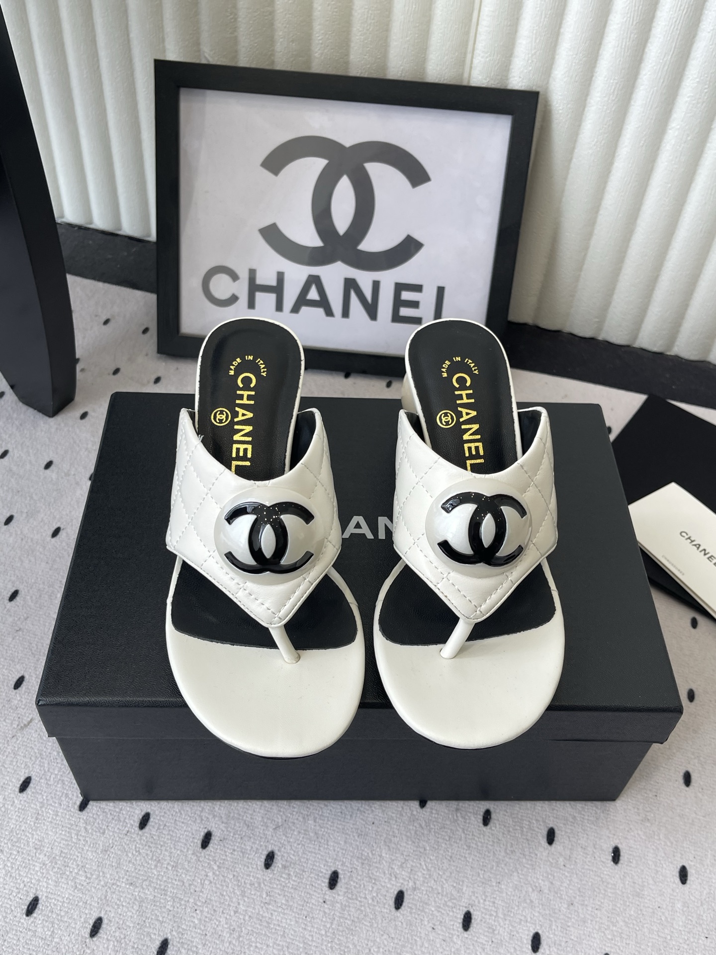 NO:815843,Chanel's popular summer flip-flops, slippers, chain slippers, pearl heel slippers, continue the hardware and metal decorative elements of the previous season. This time the design combines more outstanding and exaggerated accessories, but it is not too fancy at all. It can well balance the loose feeling of flip-flops. The completely different metal accessories on the shoelaces are just like the romantic atmosphere of spring and summer. The combination of the two is just right. Compared with black, it is also a good matching color. It can take your outfit to a higher level!  Outsole Imported from Italy, genuine leather outsole, sheepskin upper, sheepskin lining, size 35-39 (customized 40 41), split-toe shoes, chanel, sandals, slippers, sheepskin, Leather soles19860909Chanel夏季爆品夹脚凉鞋拖鞋链条拖鞋珍珠跟拖鞋 延续上一季的五金金属装饰元素 这次设计结合了更出挑 更夸张的配件但它完全不会过于花哨 能很好的平衡掉人字拖的松垮感 鞋带上完全不同的金属配件简直是春夏的浪漫气息悄然袭来 两者之间结合的恰如其分比起黑色 也是很好搭配的颜色 它能让你的穿搭更上一层次! 大底意大利进口真皮大底 鞋面羊皮 内里羊皮内里 尺码35-39(40 41定制),分趾鞋,chanel,sandals,slippers,sheepskin,Leather soles,Women's Shoes