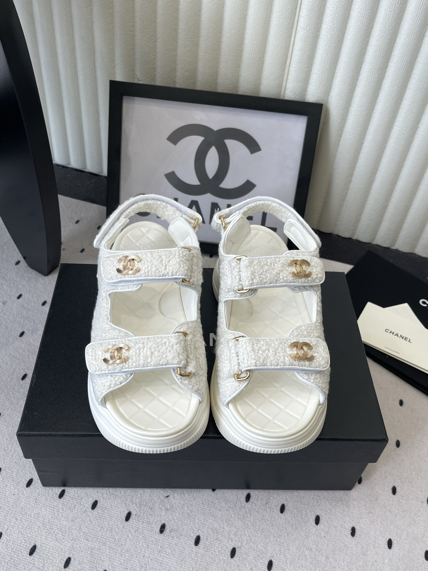 NO:815841,Chanel's new spring and summer beach shoes. The counter mainly promotes the new color series of Velcro beach sandals. ★★★★★ Many celebrities and Internet celebrities have worn it. It is a versatile series popular among domestic and foreign bloggers. It is a must-have sandal for spring and summer wardrobes. The upper is imported butter leather/fur. Lining: imported sheepskin lining. Original TPU double-layer outsole. Shoe size:  35-39 (40 and 41 are custom-made and cannot be returned or exchanged), sandals, chanel, sandals, sheepskin19860909Chanel新款春夏沙滩鞋 专柜主推魔术贴沙滩凉鞋新色系列上新 ★★★★★ 众多明星网红上脚,国内外博主刷爆的一个百搭系列,春夏衣橱搭配必备 凉鞋首选. 鞋面进口牛油皮/毛哩 内里: 进口羊皮内里 大底原版TPU双层大底 鞋码: 35-39（40、41定做不退换）,凉鞋,chanel,sandals,sheepskin,Women's Shoes