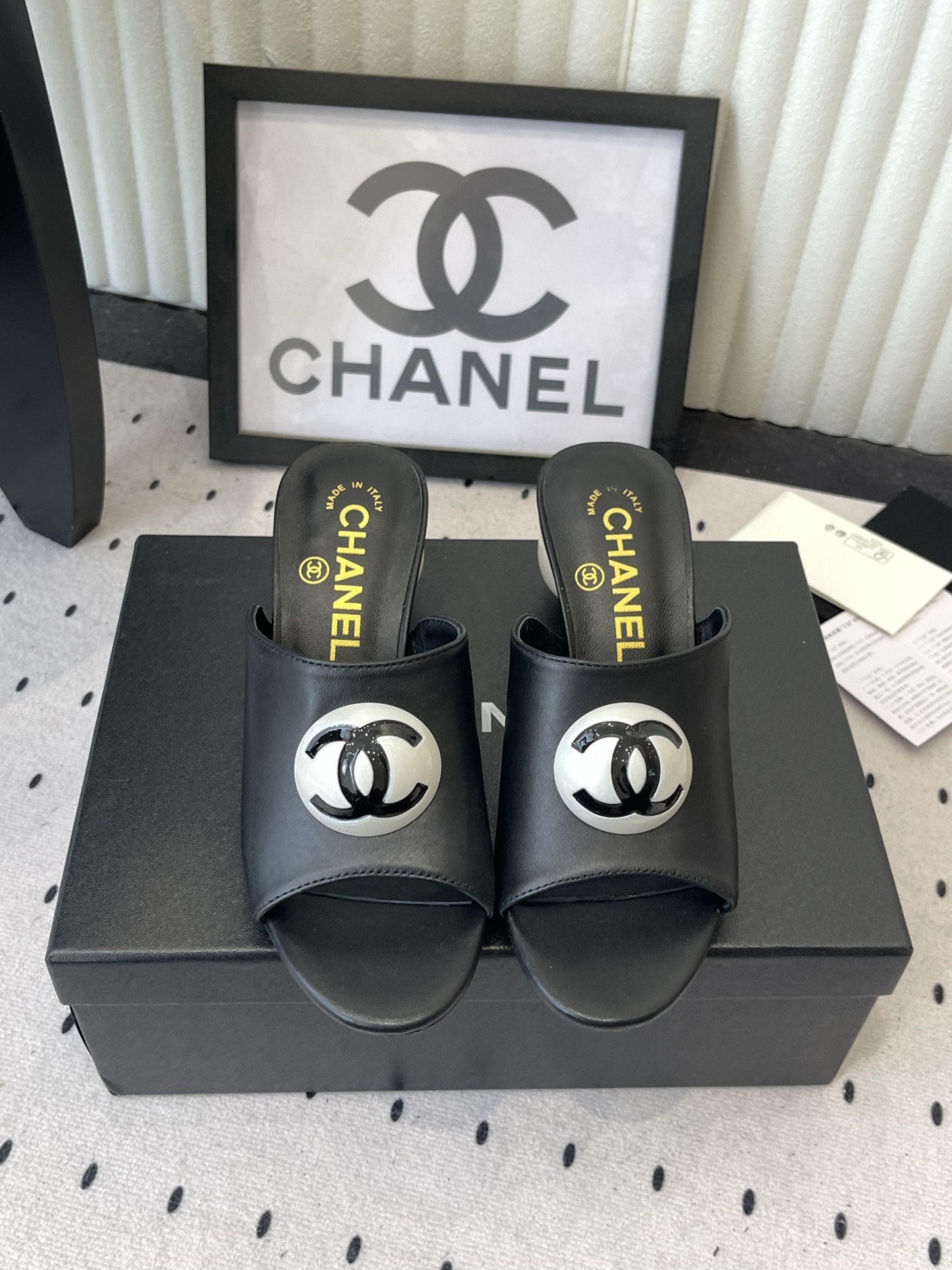 NO:816854,Chanel's new summer double C Mary Jane shoes, pearl heel slippers, high version. I fell in love with them at first sight. It's no exaggeration~ This is probably the charm of Xiaoxiang. She always understands girls. Although she looks very cold, she has a unique feeling when paired with black stockings. It is the latest model this year. I have already started arranging it before it is available in the counter~ I know you will like it. It really looks good on the feet. The round last is not picky about the shape of the feet. It also looks slim when worn on fat feet, and the lambskin and patent leather are stitched together.  It's very visually impactful. The lining is made of sheepskin. It's super soft and comfortable ~ Italian A-grade dyed genuine leather outsole Size 35-39 (customized 40/41), high heels and slippers, chanel, mary jane, high heels, slippers, sheepskin, Leather soles19860909Chanel夏季新款双C玛丽珍鞋珍珠跟鞋拖鞋 高版本 对它一见钟情 不夸张哦～ 这大概就是小香的魅力 总是很懂女生 虽然看上去很冷但配上黑丝袜特有感觉 是今年的最新款来着 专柜还没上我就已经着手安排啦～ 知道你们一定会喜欢 上脚也确实好看 圆圆的楦头对脚型完全不挑 宽胖脚穿也显瘦 而且小羊皮拼接漆皮 视觉上很有冲击感 内里是羊皮材质 巨柔软巨舒服哦～ 意大利A级透染真皮大底 Size35-39（40/41定制）,高跟鞋拖鞋,chanel,mary jane,high heels,slippers,sheepskin,Leather soles,Women's Shoes