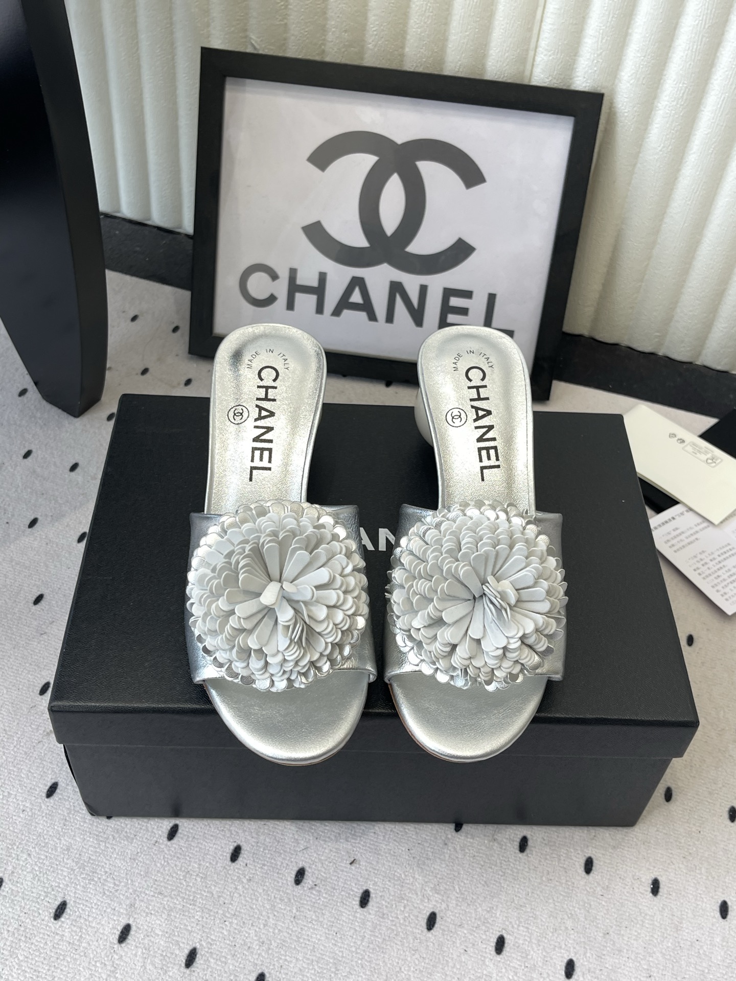 NO:816862,Chanel's new summer floral pearl heel slippers, high version, I fell in love with them at first sight, no exaggeration ~ This is probably the charm of Xiaoxiang. She always understands girls. Although she looks very cold, she has a unique feeling when paired with black stockings. It is the latest model this year. I have already started arranging it before the counter is available ~ I know you will like it. It also looks really good on the feet. The round last is not picky about the shape of the foot. It also looks slim when worn on fat feet. Moreover, the lambskin and patent leather are very impactful.  The lining is made of sheepskin, very soft and very comfortable ~ Italian A-grade dyed genuine leather outsole Size 35-39 (customized 40/41), high heels and slippers, chanel, high heels, slippers, sheepskin, Leather soles19860909Chanel夏季新款花朵珍珠跟鞋拖鞋 高版本 对它一见钟情 不夸张哦～ 这大概就是小香的魅力 总是很懂女生 虽然看上去很冷但配上黑丝袜特有感觉 是今年的最新款来着 专柜还没上我就已经着手安排啦～ 知道你们一定会喜欢 上脚也确实好看 圆圆的楦头对脚型完全不挑 宽胖脚穿也显瘦 而且小羊皮拼接漆皮 视觉上很有冲击感 内里是羊皮材质 巨柔软巨舒服哦～ 意大利A级透染真皮大底 Size35-39（40/41定制）,高跟鞋拖鞋,chanel,high heels,slippers,sheepskin,Leather soles,Women's Shoes