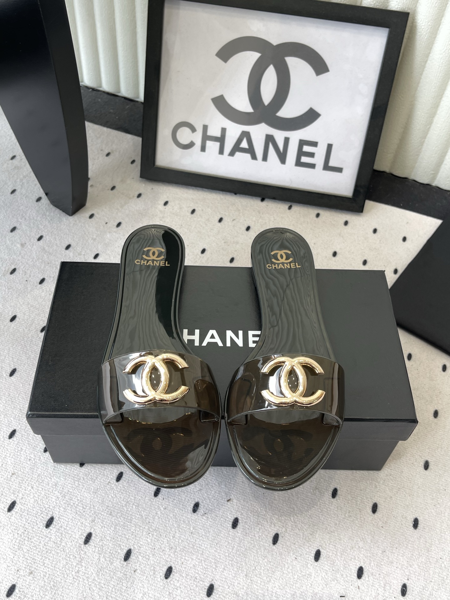 NO:819155,Chanel's new summer slippers, Warren's cooperation model, rich flip-flops jelly shoes, original 1:1 mold opening, TPU material, soft Q-elastic, durable and waterproof, travel and leisure beach shoes Size: 36-41, slippers, chanel, valentino, slippers19860909Chanel新款夏季拖鞋 华伦家合作款富豪人字拖果冻鞋,原版1:1开模,TPU材质,柔软Q弹,耐穿防水,旅游休闲沙滩鞋 Size: 36-41,拖鞋,chanel,valentino,slippers,Women's Shoes