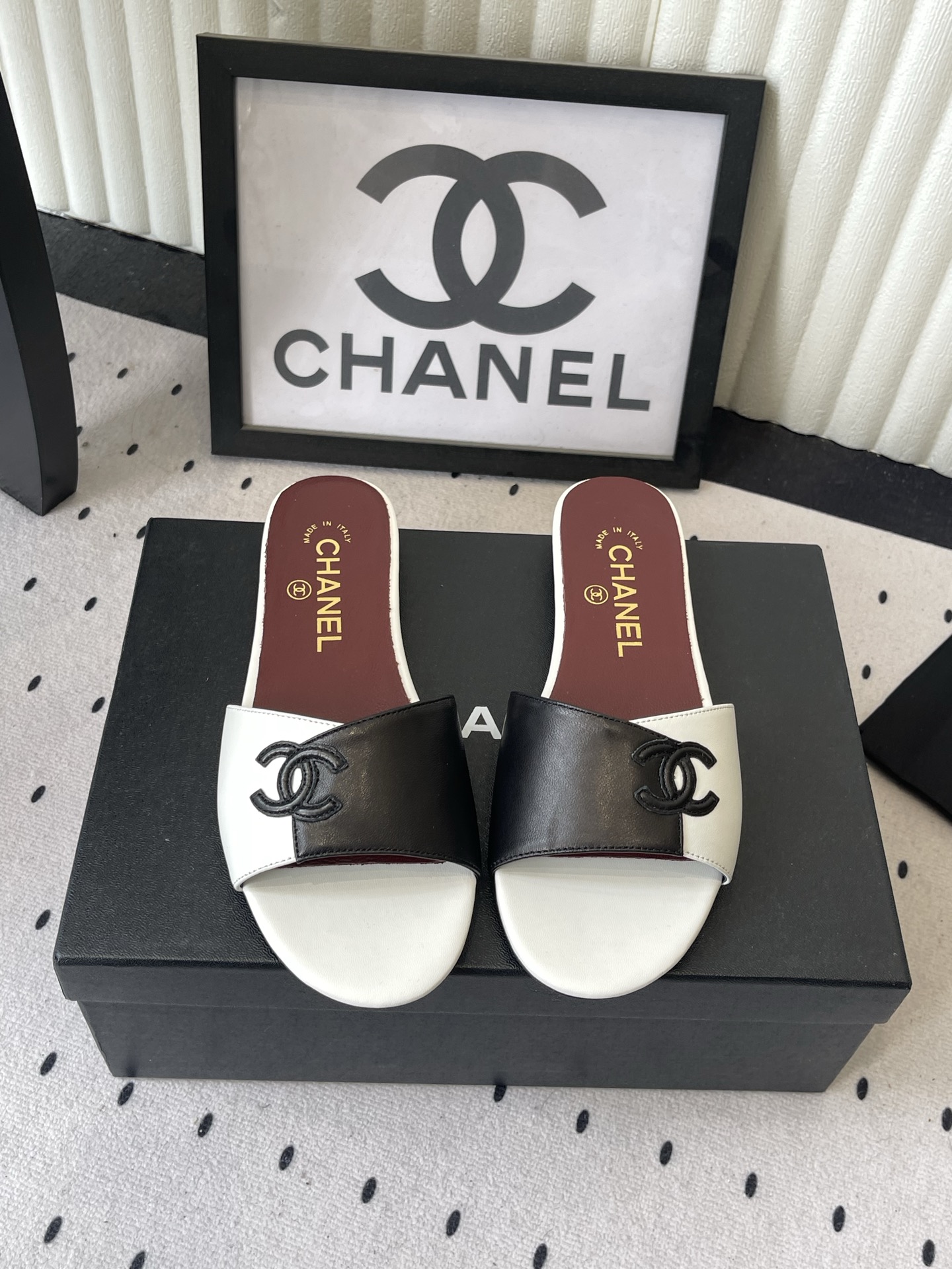 NO:868549,Chanel's new summer color-blocked slippers, high version, slip-on slippers, double C logo, French elegance in every step, comfort and sophistication symbiosis, every step is high-end, from daily life to highlight moments, imported sheepskin upper, sheepskin feet, Italian genuine leather outsole Size: 35-39 (40 41 custom-made), slippers, chanel, slippers, sheepskin, Leather soles19860909Chanel新款夏季拼色拖鞋 高版本 一脚蹬拖鞋 双C标识点睛 步履间尽是法式矜贵 舒适与精致共生 从日常到高光时刻 每一步都高级 进口羊皮鞋面 羊皮垫脚 意大利真皮大底 Size:35-39（40 41订做）,拖鞋,chanel,slippers,sheepskin,Leather soles,Women's Shoes