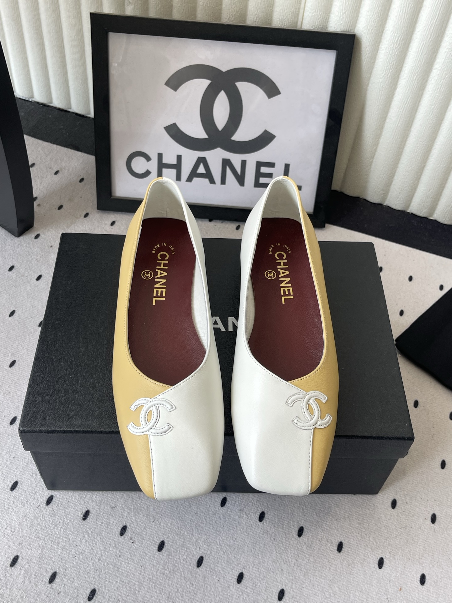 NO:868540,Chanel's new summer color-blocked shoes, high version, slip-on shoes, double C logo, French elegance in every step, comfort and sophistication symbiotic, every step is high-end, from daily life to highlight moments, imported sheepskin upper, sheepskin feet, Italian genuine leather outsole Size: 35-39 (40 41 custom-made), single shoes, chanel, sheepskin, Leather soles19860909Chanel新款夏季拼色单鞋 高版本 一脚蹬单鞋 双C标识点睛 步履间尽是法式矜贵 舒适与精致共生 从日常到高光时刻 每一步都高级 进口羊皮鞋面 羊皮垫脚 意大利真皮大底 Size:35-39（40 41订做）,单鞋,chanel,sheepskin,Leather soles,Women's Shoes