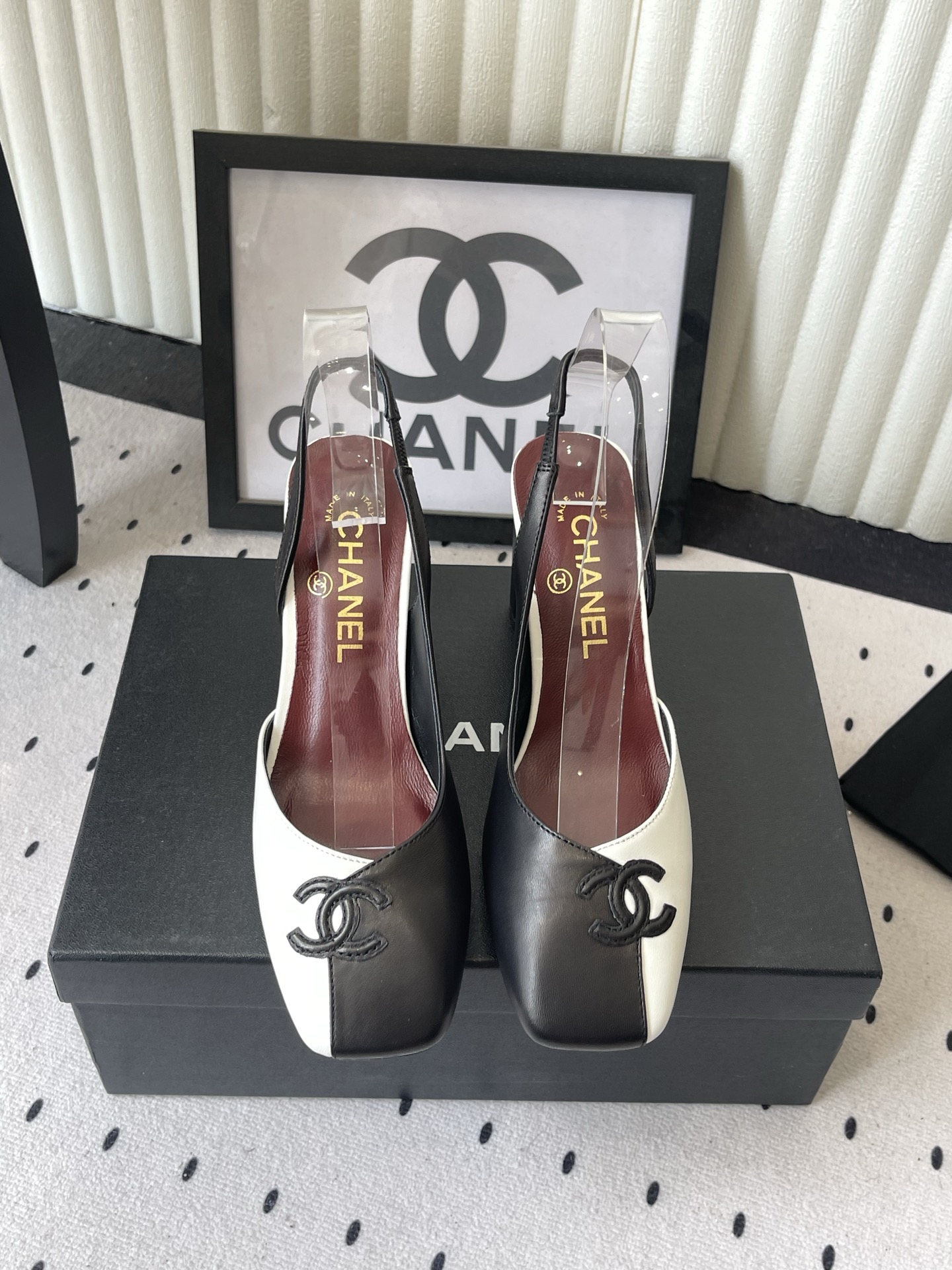 NO:869607,Chanel's new summer color-blocked sandals, high version, slip-on shoes, double C logo, French elegance in every step, comfort and sophistication symbiotic, every step is high-end, from daily life to highlight moments, imported sheepskin upper, sheepskin feet, Italian genuine leather outsole Size: 35-39 (40 41 custom-made), sandals, chanel, sandals, sheepskin, Leather soles19860909Chanel新款夏季拼色凉鞋 高版本 一脚蹬单鞋 双C标识点睛 步履间尽是法式矜贵 舒适与精致共生 从日常到高光时刻 每一步都高级 进口羊皮鞋面 羊皮垫脚 意大利真皮大底 Size:35-39（40 41订做）,凉鞋,chanel,sandals,sheepskin,Leather soles,Women's Shoes
