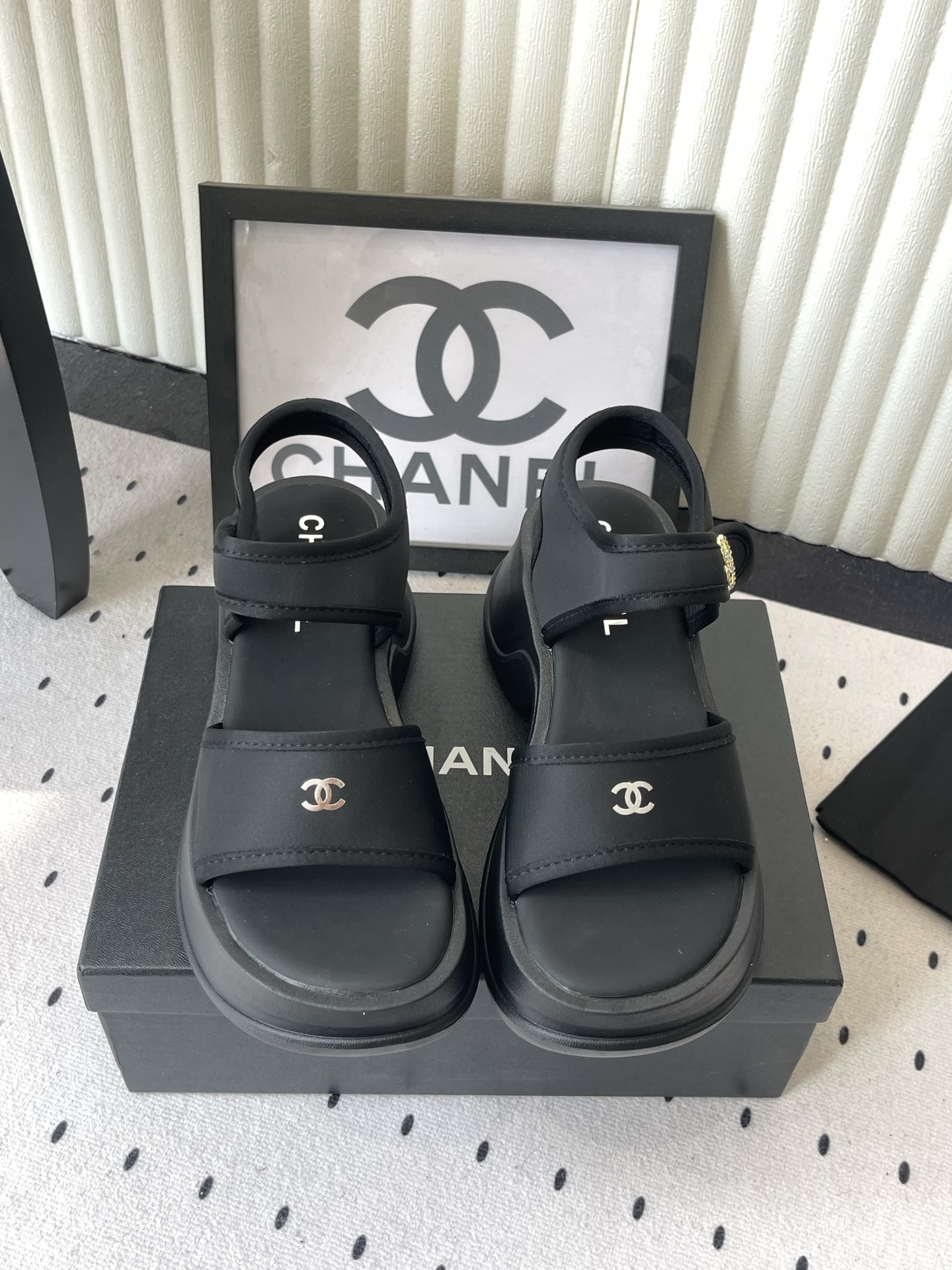 NO:869552,Chanel Xiaoxiang 26ss popular design thick-soled sandals are really very attractive. The more I look at them, the more I like them!  The good news for short babies can directly lengthen their body proportions!  !  The shoe body is soft and comfortable, and the sole is wear-resistant and non-slip - and each color is very versatile. It is really suitable for this spring and summer. The original EVA upper is one-piece, and the original rubber outsole. Size 35-40 (40 customized), sandals, chanel, sandals19860909Chanel 小香 26ss 爆款设计厚底凉鞋 爆真的是很耐看越看越喜欢！矮个子宝宝的福音直接拉长身材比例！！ 鞋身柔软舒适,鞋底耐磨防滑-而且每个颜色都非常百搭.真的太适合这个春夏  鞋面原版EVA一体成型 原版橡胶大底 码数35-40（40定做）,凉鞋,chanel,sandals,Women's Shoes